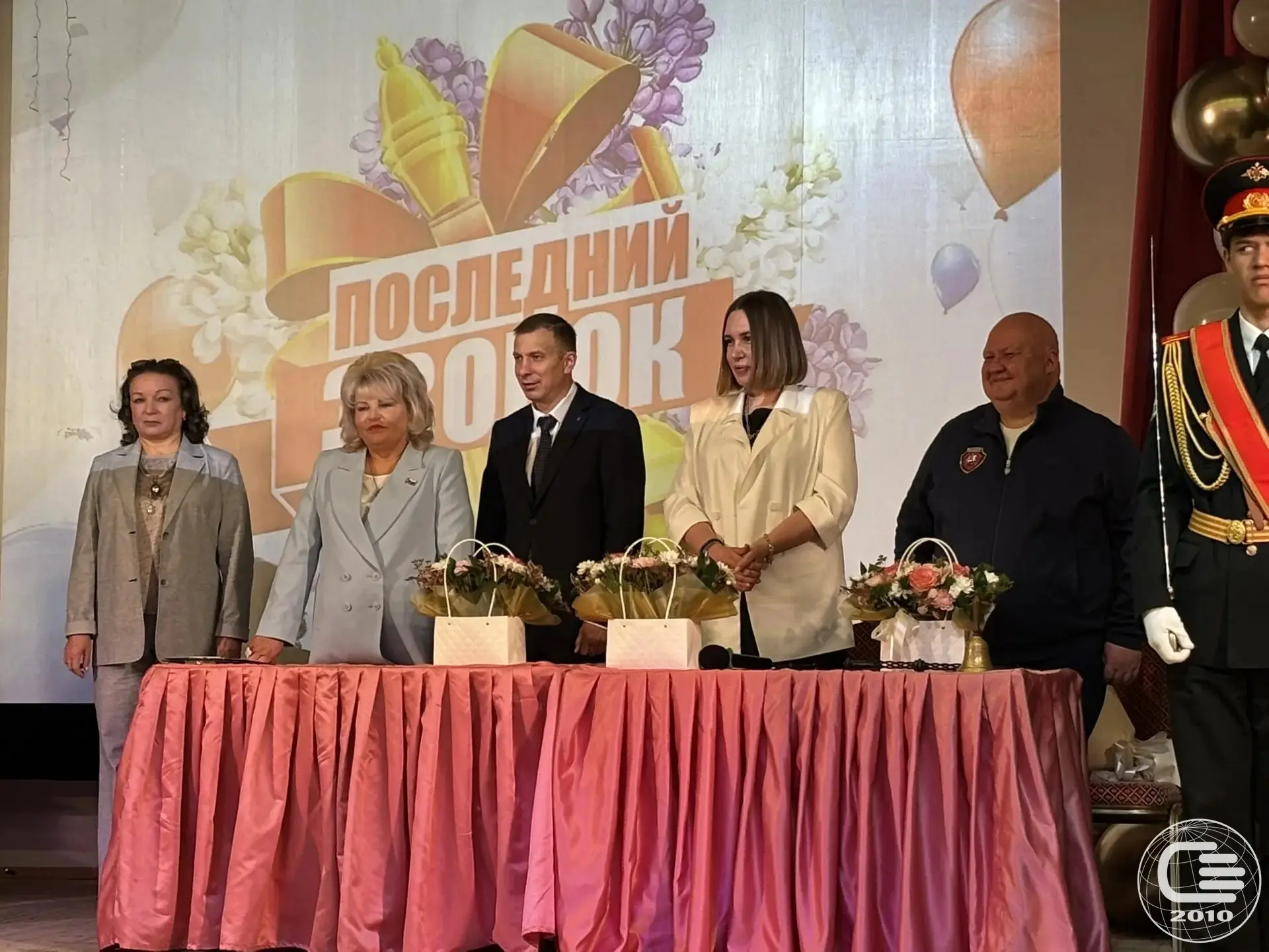 🎓 Вот и прозвенели «Последние звонки» для выпускников 9 и 11 классов 2025-26 учебного года! Нежный п