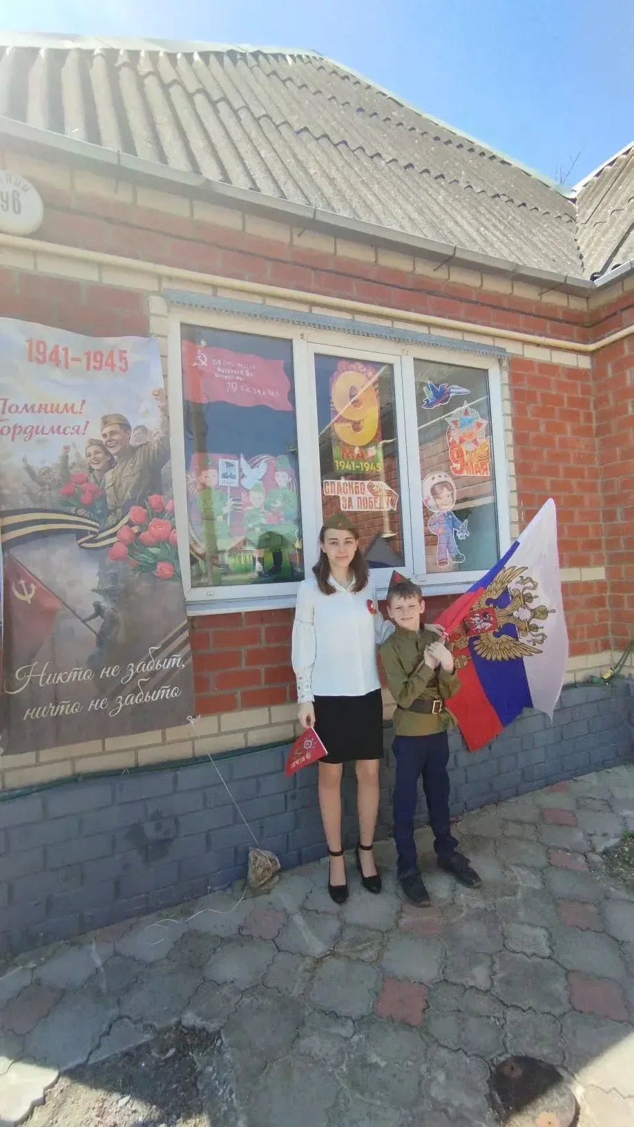 Наши окна вновь расцвели яркими красками и символами памяти! Учащиеся МБОУ СОШ №3 с гордостью продол