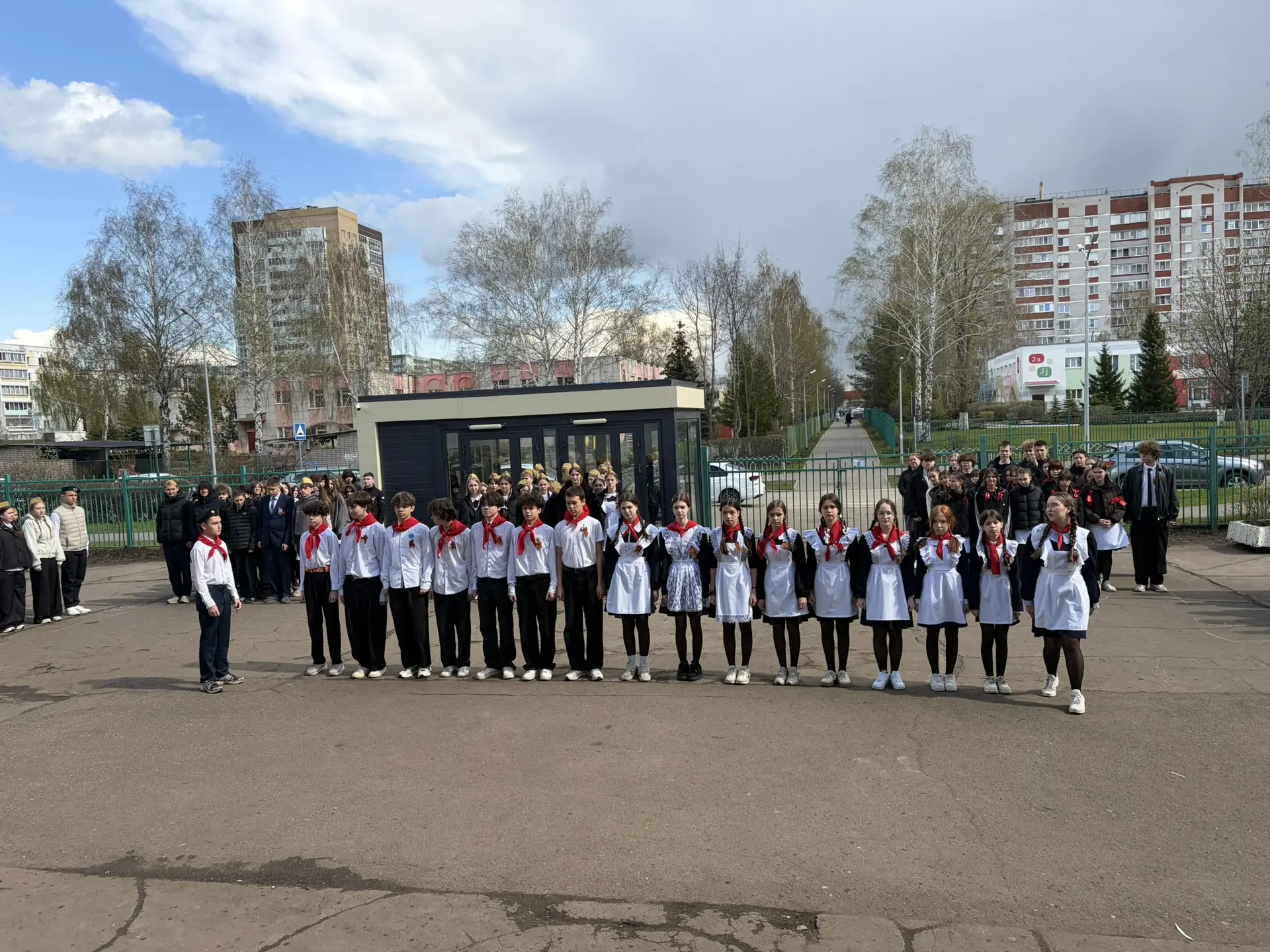 Смотр строя и песни среди 8-х классов состоялся! Все команды выступили достойно, показав отличную сл