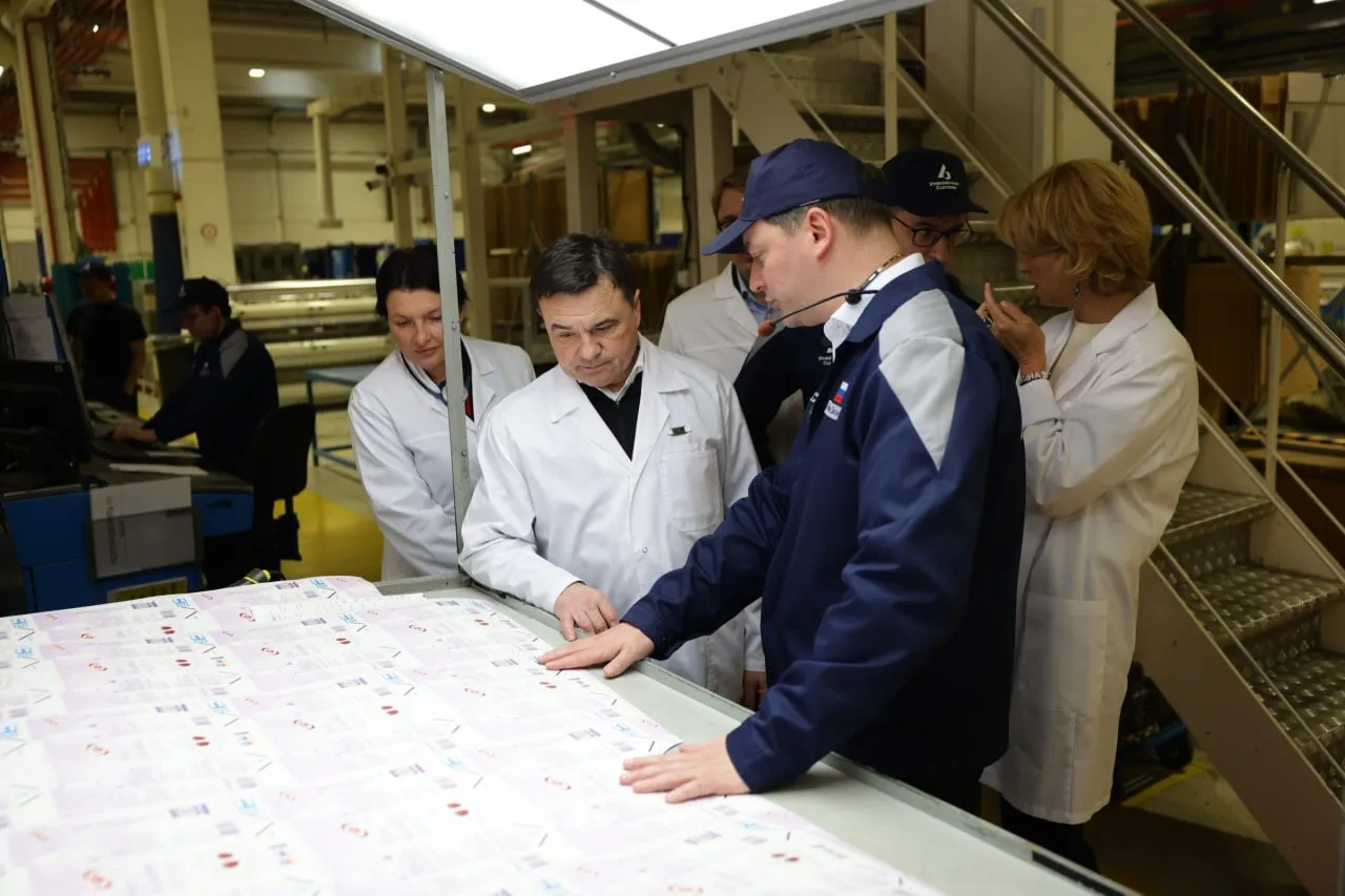 Вместе с министром сельского хозяйства РФ Оксаной Лут приехали на завод «Упаковочные системы» в Лобн