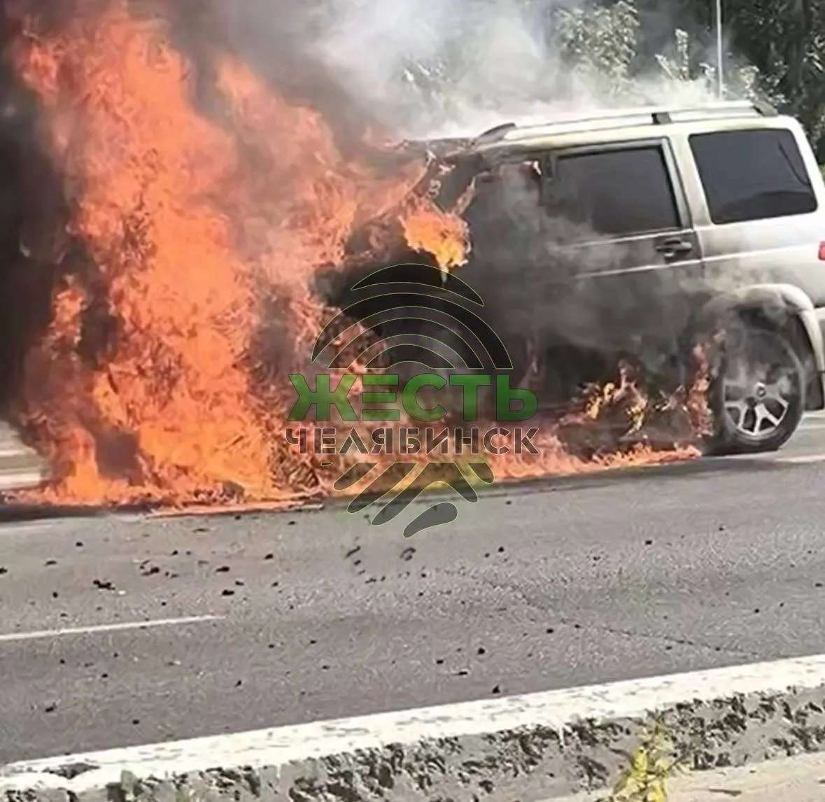 🔥В Челябинске около здания ГАИ загорелся автомобиль — это был УАЗ.