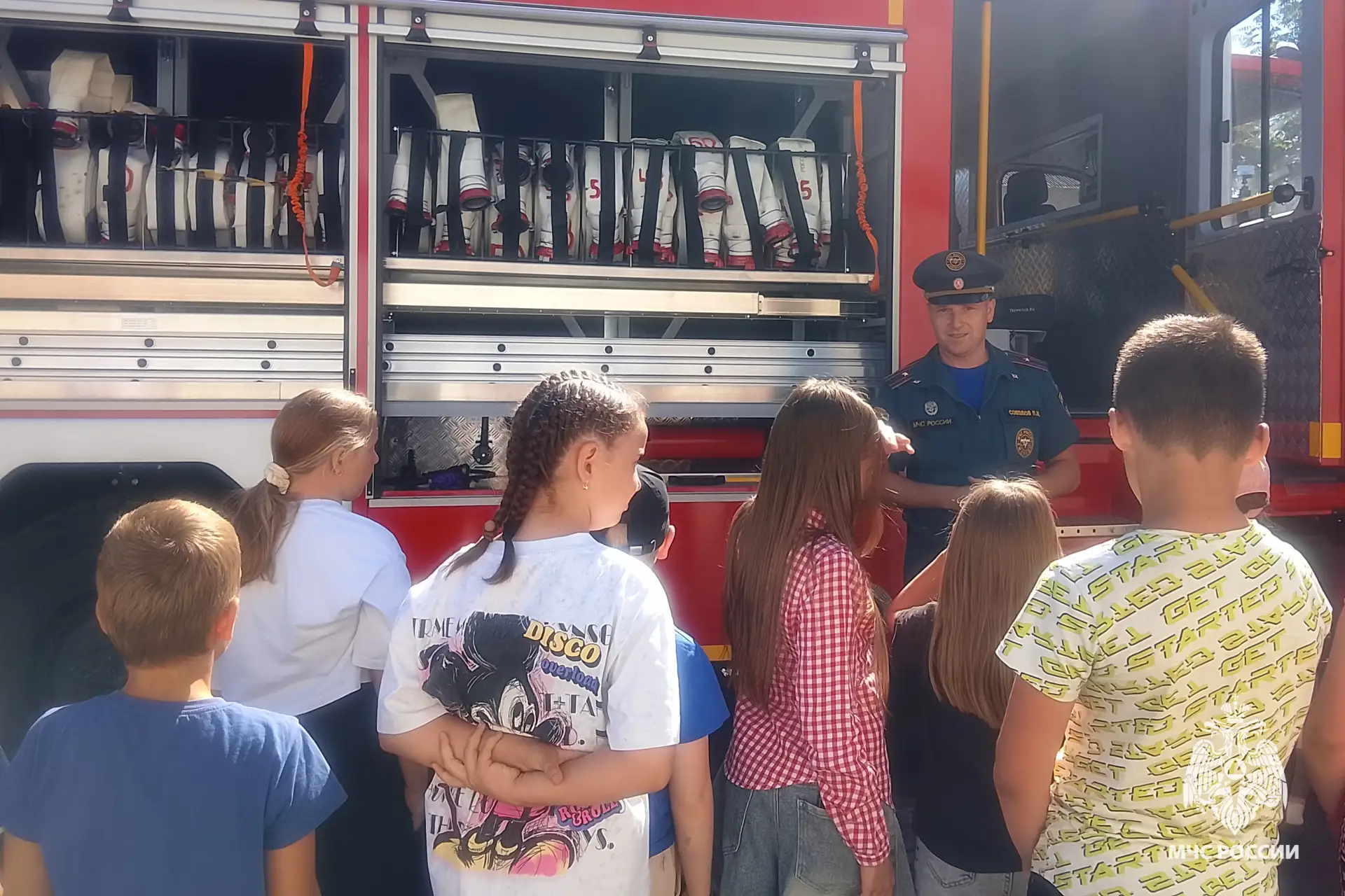 🚒 Безопасный сентябрь: в пожарно-спасательных частях проходят дни открытых дверей