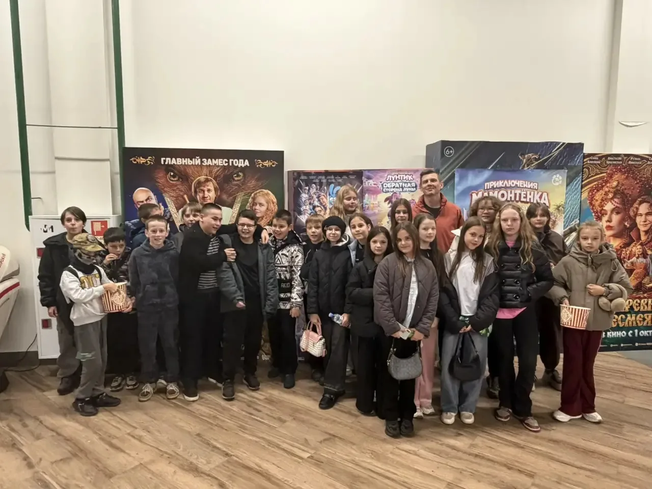 В первый день каникул 5 «Ж» дружной компанией отправился в кинотеатр!