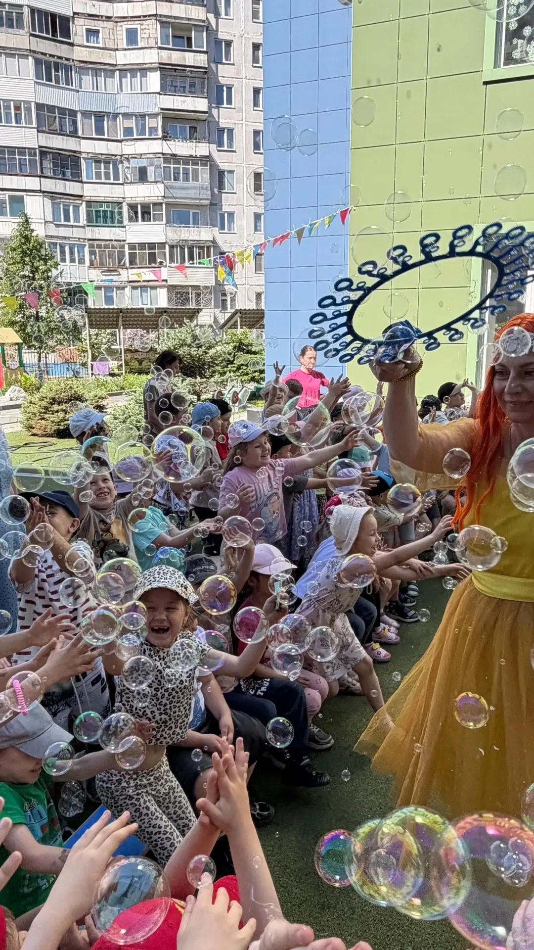 Летние прогулки в группе "Радуга" 🌈 — это время активного отдыха, веселых игр и новых открытий. На 