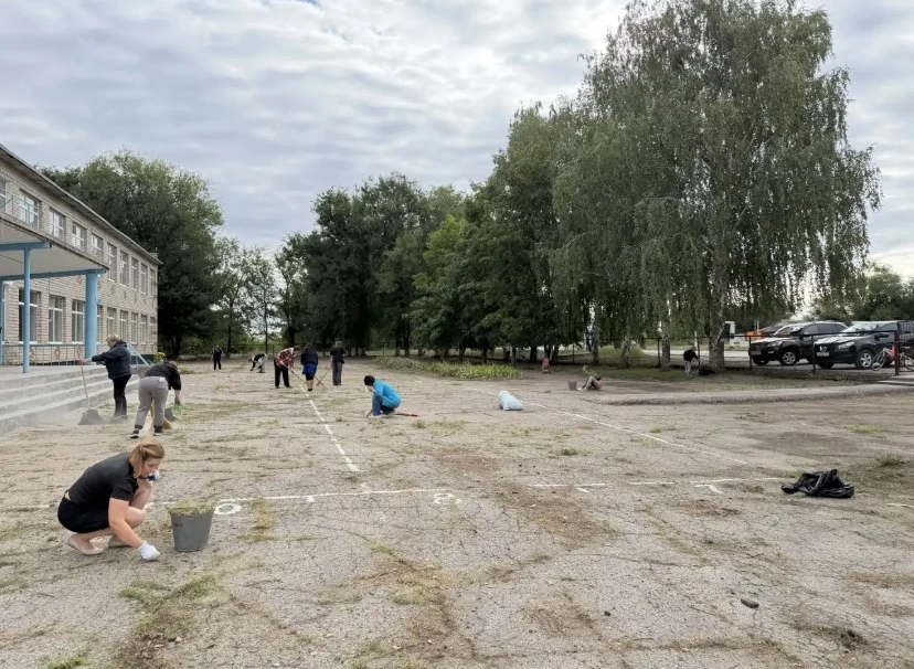 28 августа в нашей школе прошел субботник. Благодарим всех  участников за активную работу!