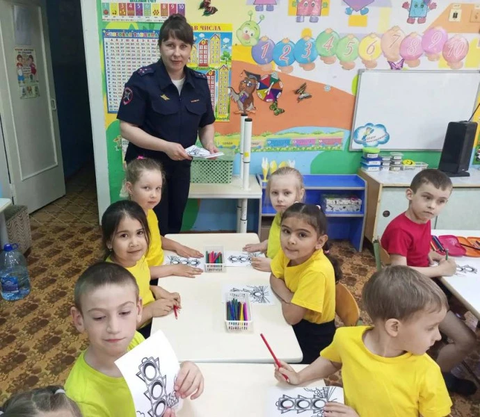 В Новосибирской области сотрудники Госавтоинспекции провели с ребятами из детского сада профилактиче
