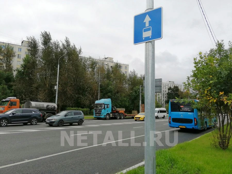 На Панфиловском проспекте начали наносить разметку и устанавливать знаки выделенной пол...
