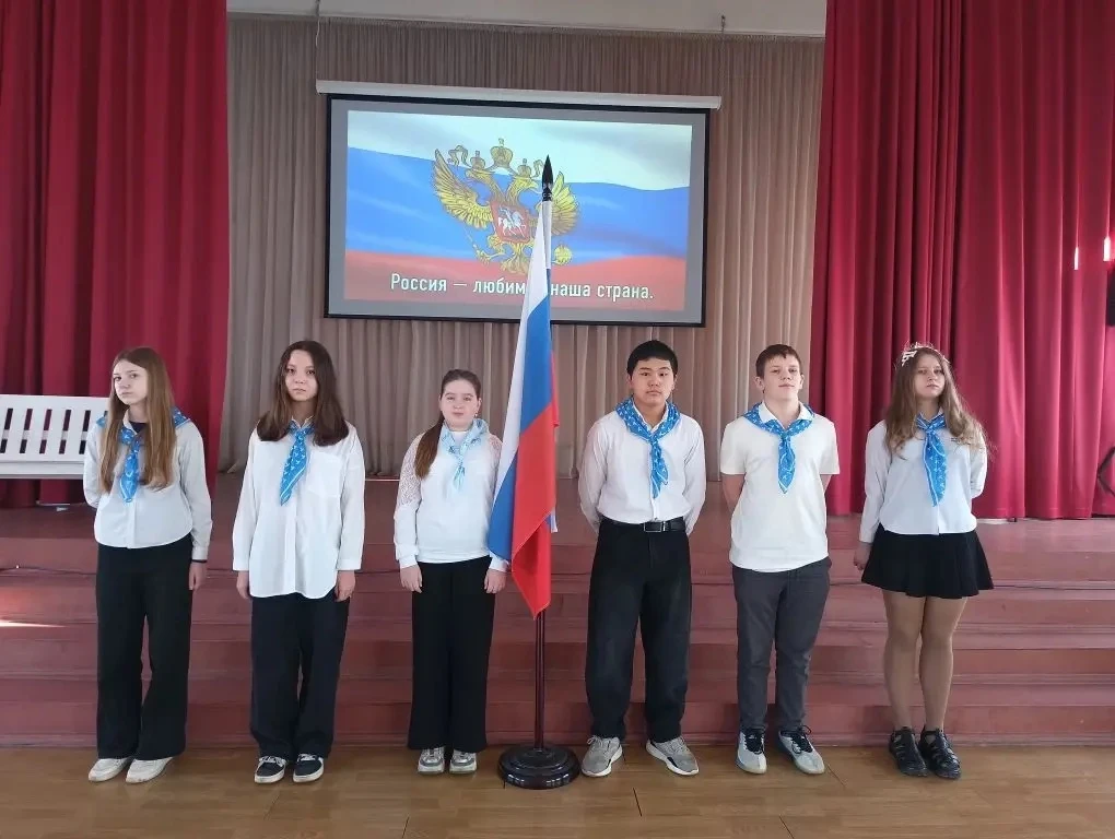Всем привет!  🇷🇺 Начали новую неделю, завершающую очередной учебный модуль, поднятием флага и «Разго