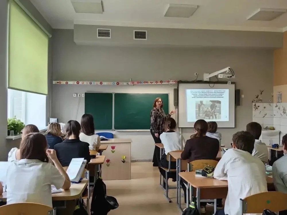 🇷🇺 Крымская весна в нашей школе: 12 лет единства, творчества и мечты! 🌊  Сегодня, 18 марта, особенны