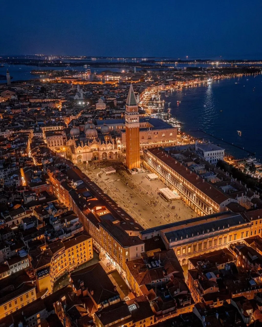 Заканчиваем день с прекрасным ночным видом:

📍Венеция, Италия 🇮🇹

Мир Путешествий 🌍 Подписаться