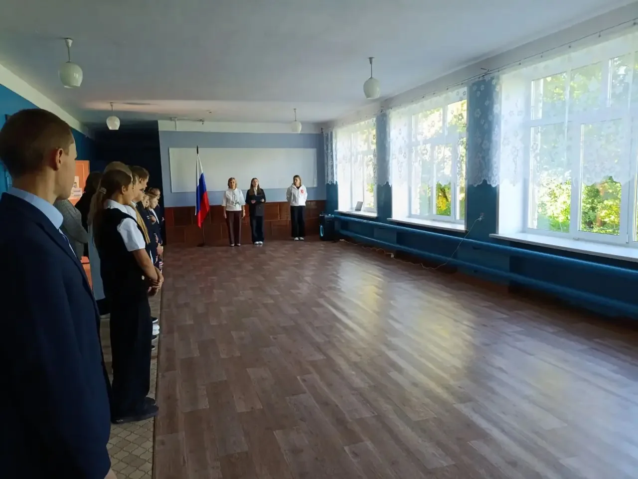 🎉 Торжественная линейка и «Разговоры о важном» в школе села Каменный Брод! 🎉