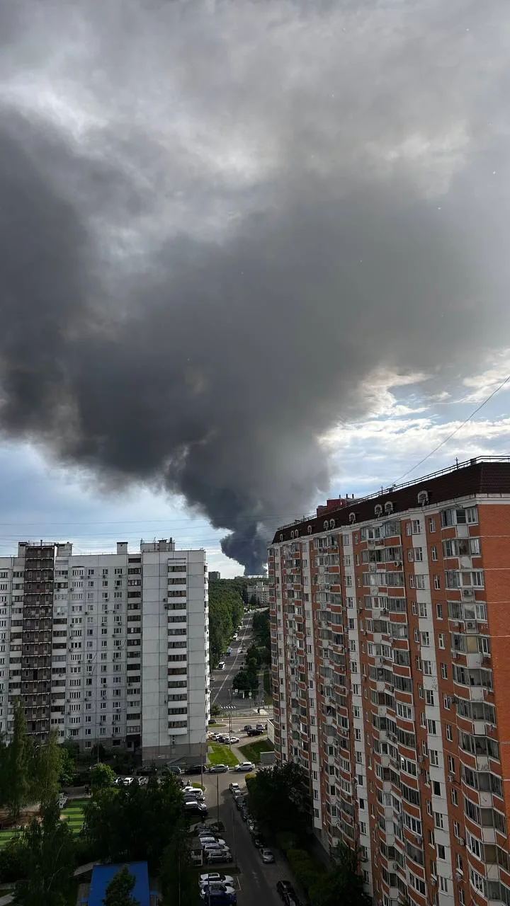 Крупный пожар на рынке стройматериалов «Тополек» в Новой Москве — горит одноэтажный пав...