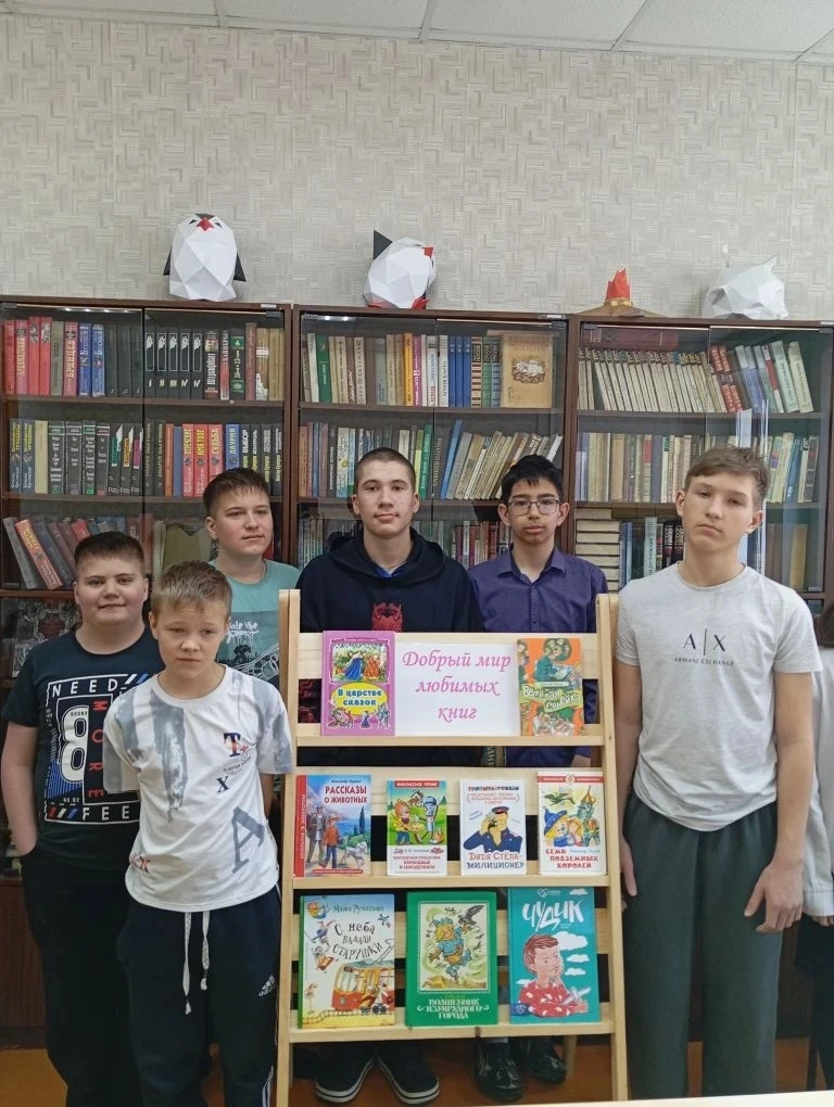 🤗В рамках Всероссийской недели детской книги📚 в нашей школьной библиотеке открылась я...