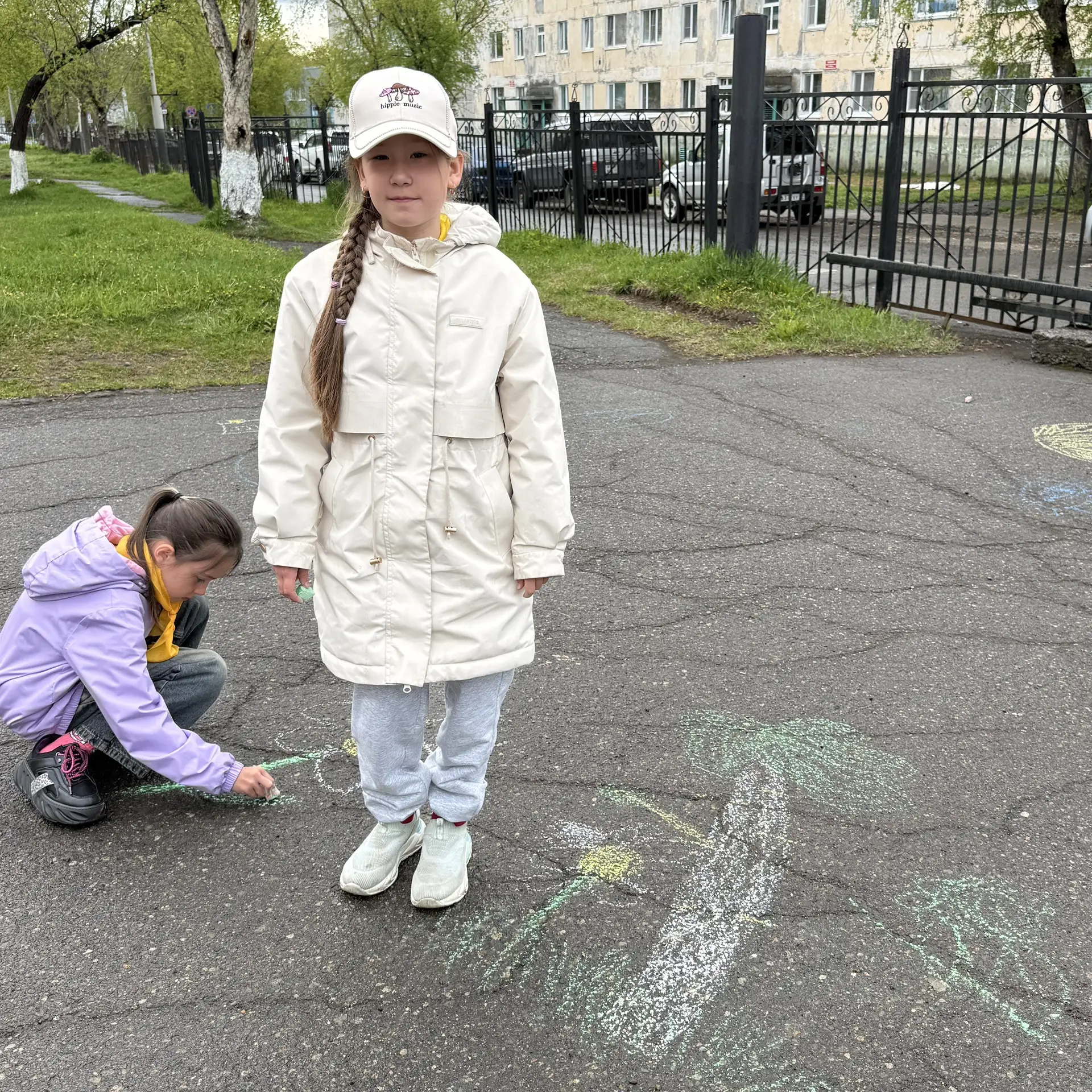👧🏽 Дети, вооружившись разноцветными мелками, вышли во двор школы, чтобы изобразить на асфальте гла
