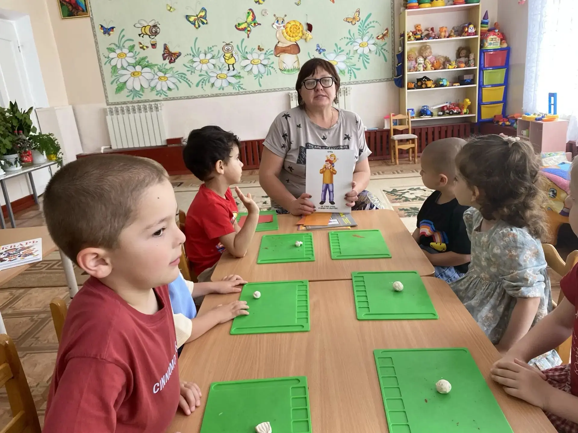 В младшей группе прошло занятие ко Дню семьи. Малыши с теплом рассказывали о своих мама...