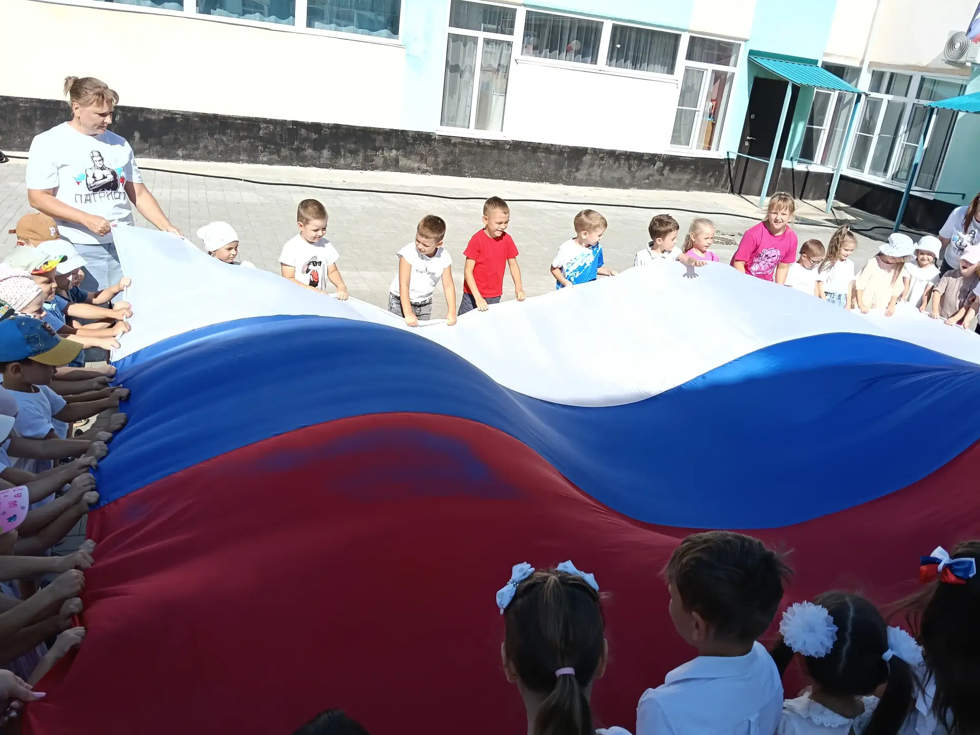 🌞Солнечная площадка у Центрального входа детского сада сегодня, в преддверии празднова...