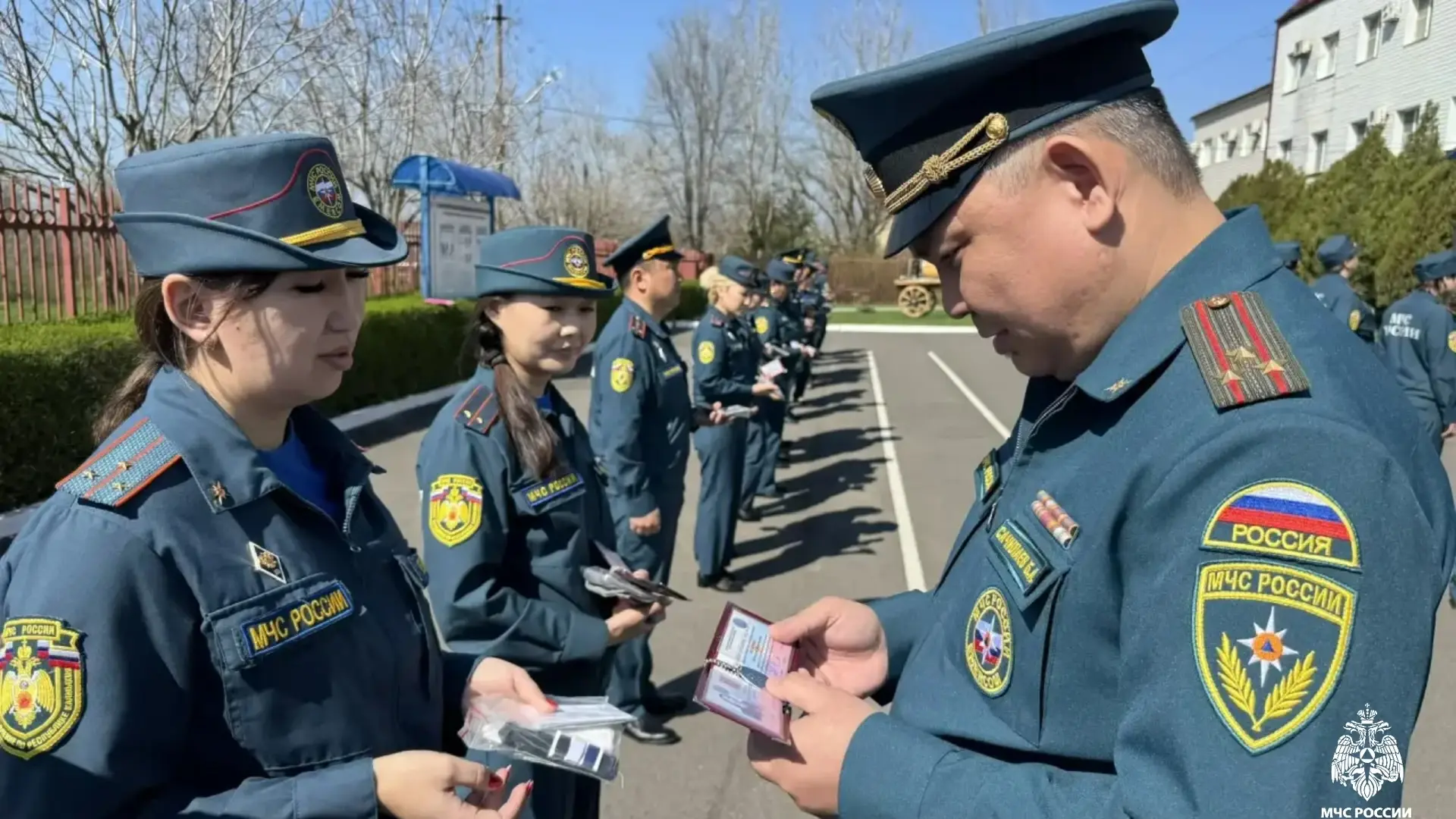 🔹 Проверка готовности: в Главном управлении провели строевой смотр  🔹В МЧС России по Республике Калм