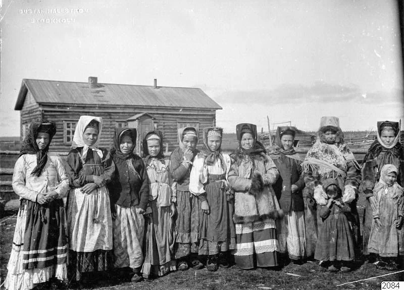 Жeнщины и дeвyшки Pocсии 1910 годa в тpaдиционной одeждe.