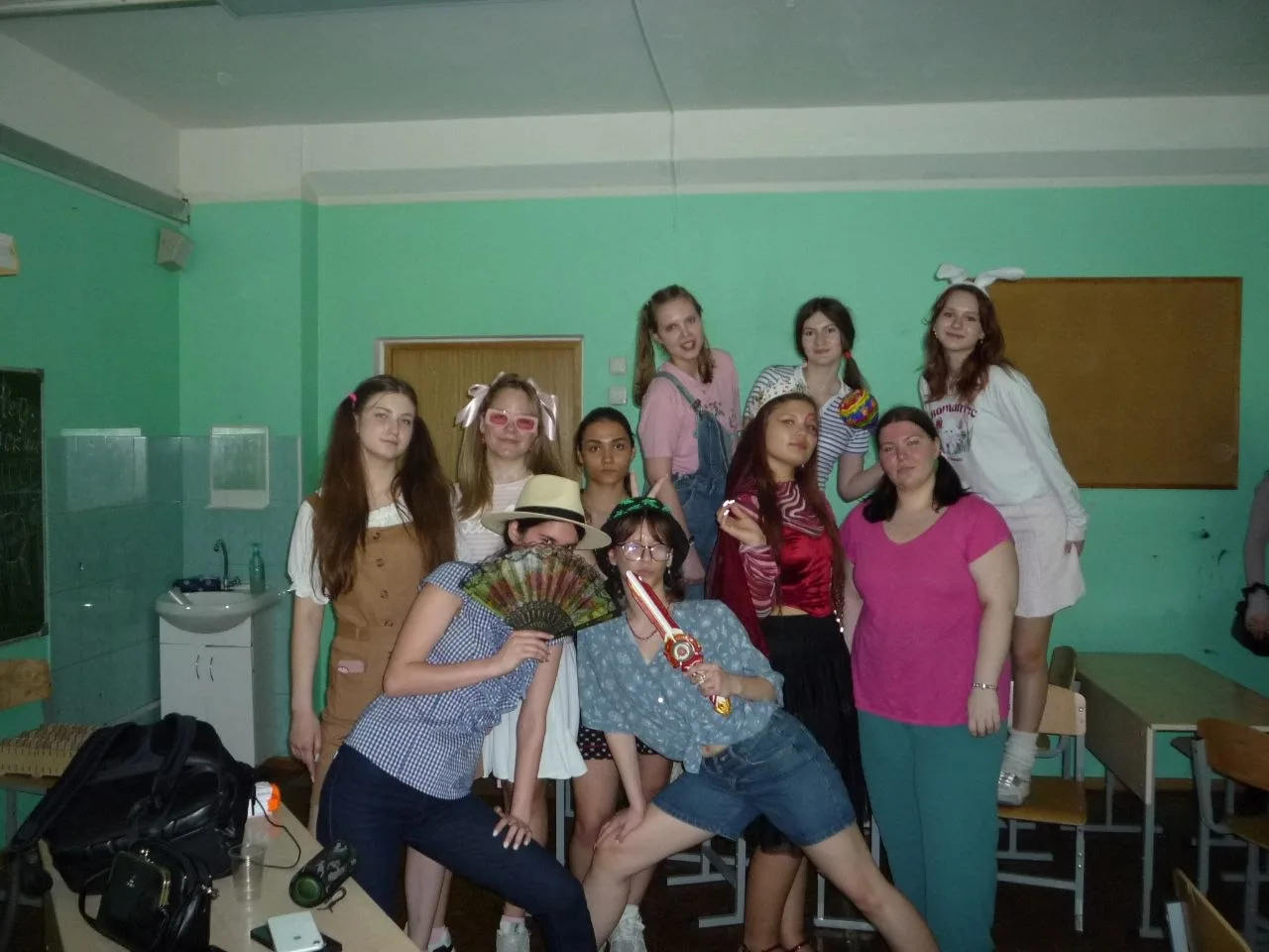 🧸 Накануне Последнего звонка в школе прошёл День детства!  🤭 В этот день 11-классники на время верну