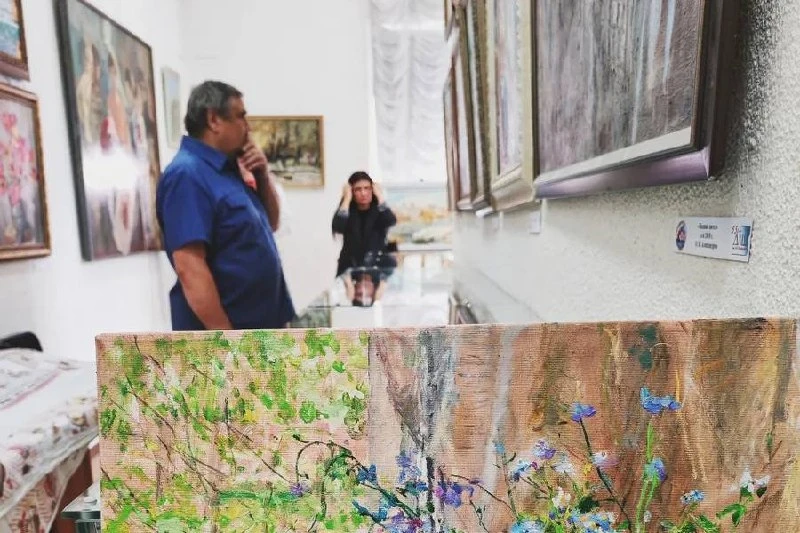 🖼️В Великих Луках, в галерее «Мир искусств», стартовала юбилейная экспозиция местного ...