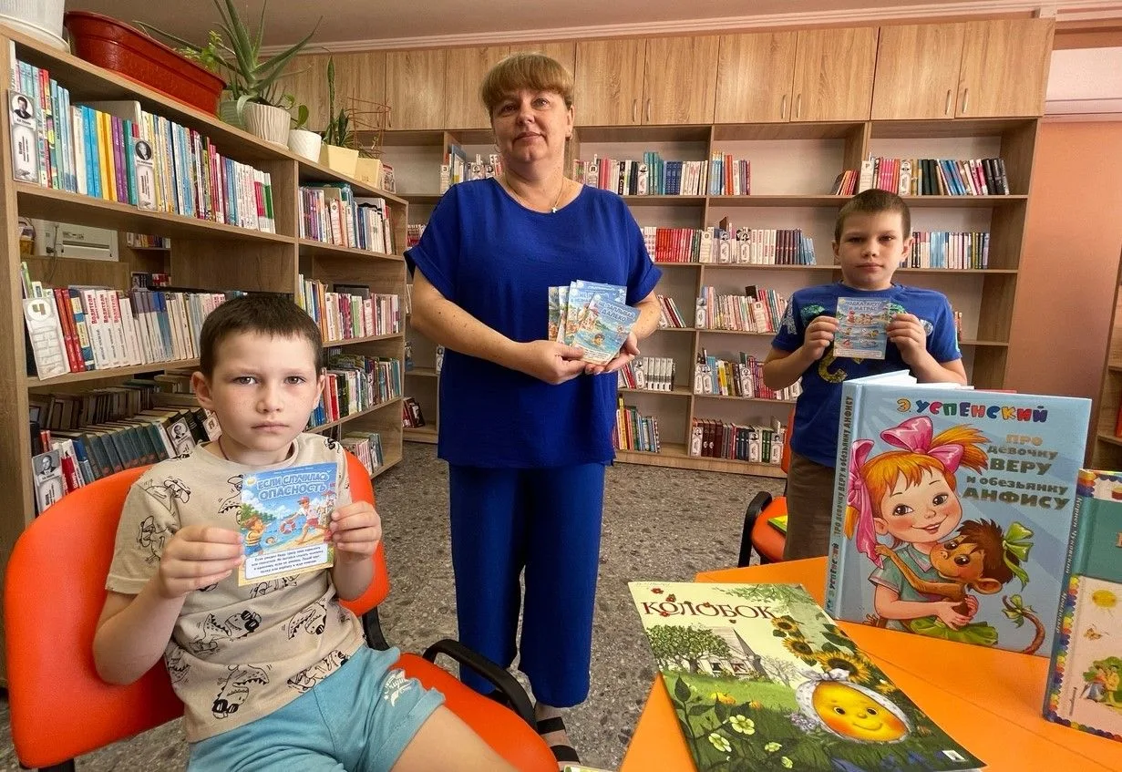 🎉 «Пусть ваше лето будет безопасным»: в детском отделе МЦБ прошёл профилактический микс! 🎉Лето — э