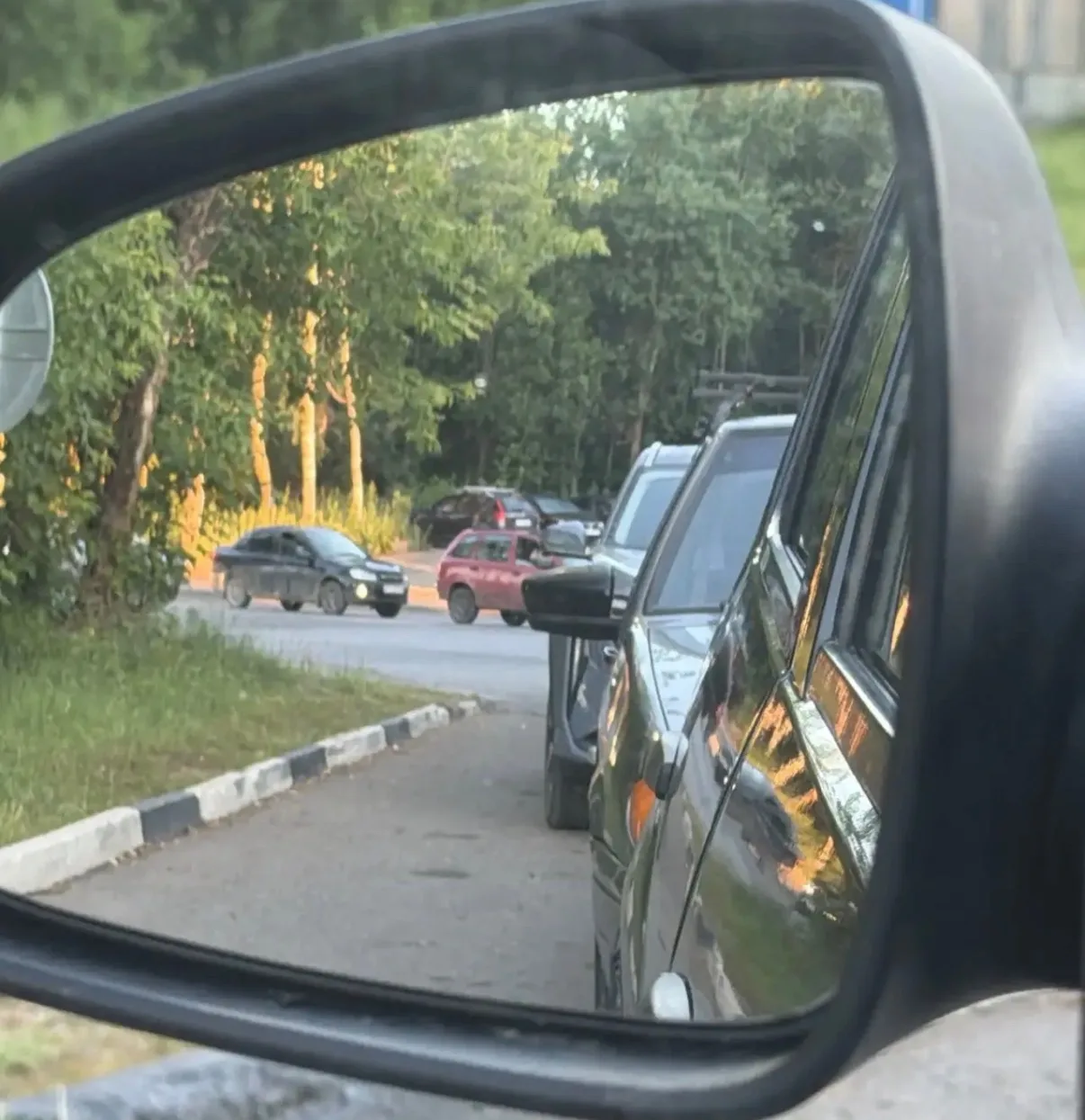 🌅 Рано утром на заправке Роснефти мужчина с канистрой предлагал бензин по 90 рублей за...