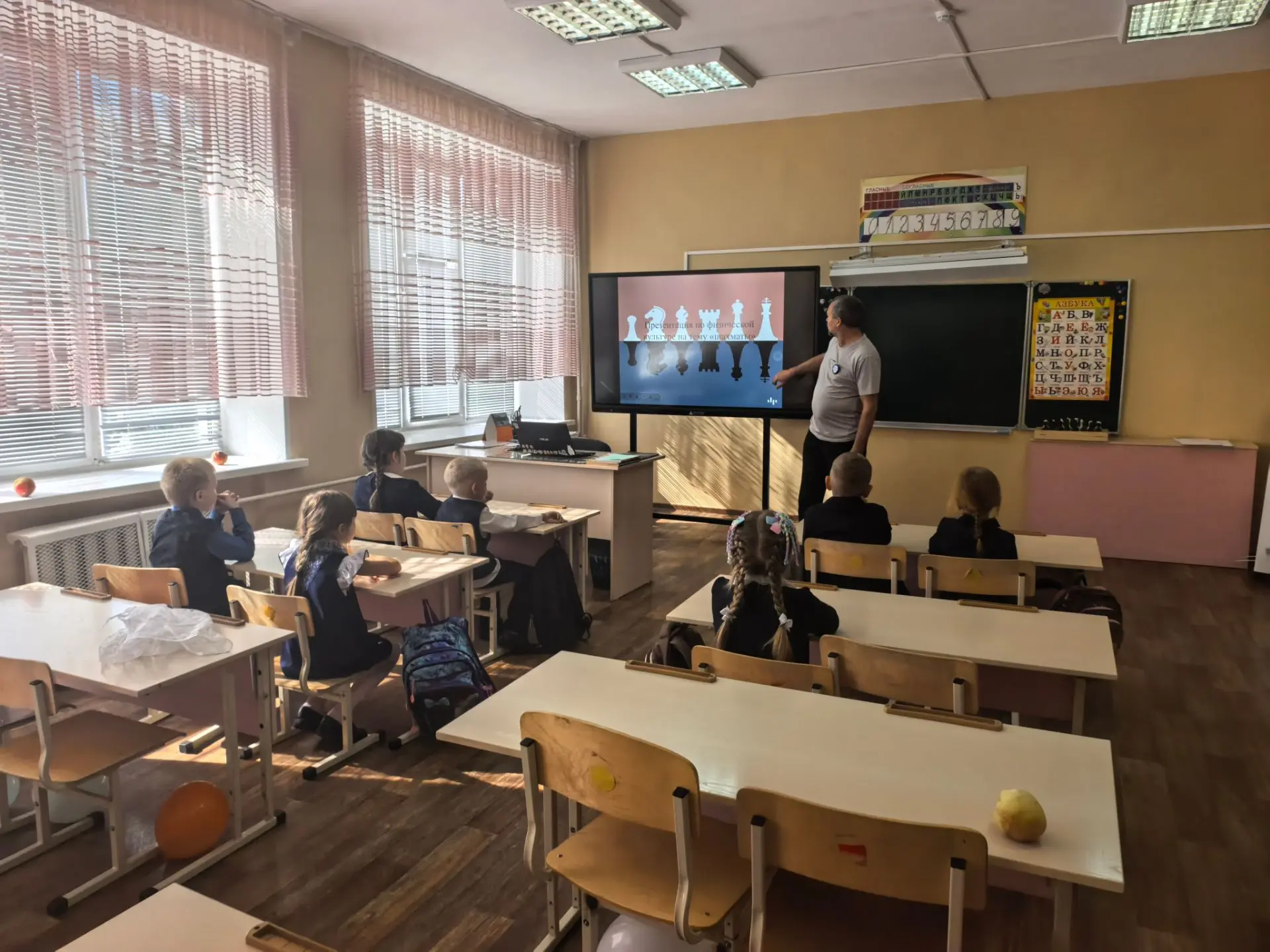 🎉 В День шахмат наши первоклашки открыли для себя удивительный мир шахмат! 🎮