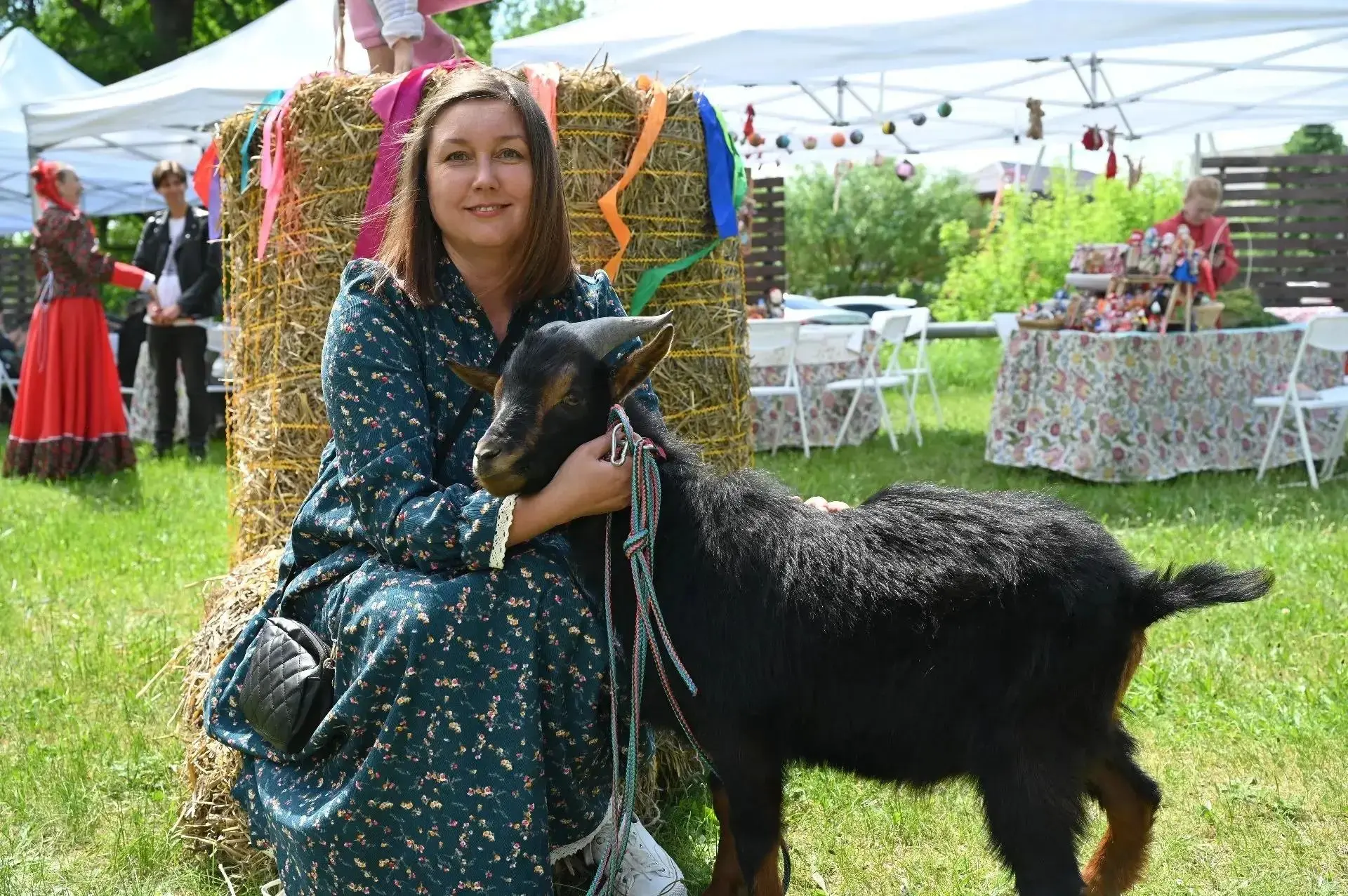 В поселке Мирный прошел фестиваль народного творчества «Околица»  На площади у ДК выступали вокальны