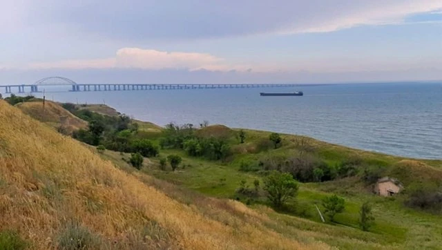 Под разноцветным камуфляжем непросто рассмотреть береговые укрепления крепости. С прохо...