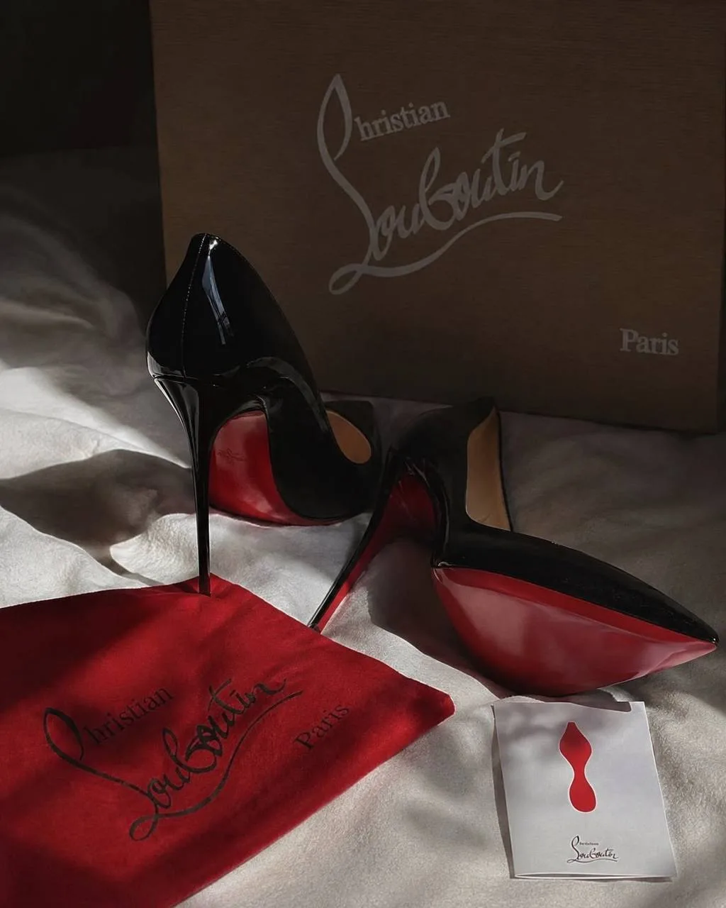Все мы знаем про туфли с красной подошвой и именно Christian Louboutin сделал её своей фирменной дет