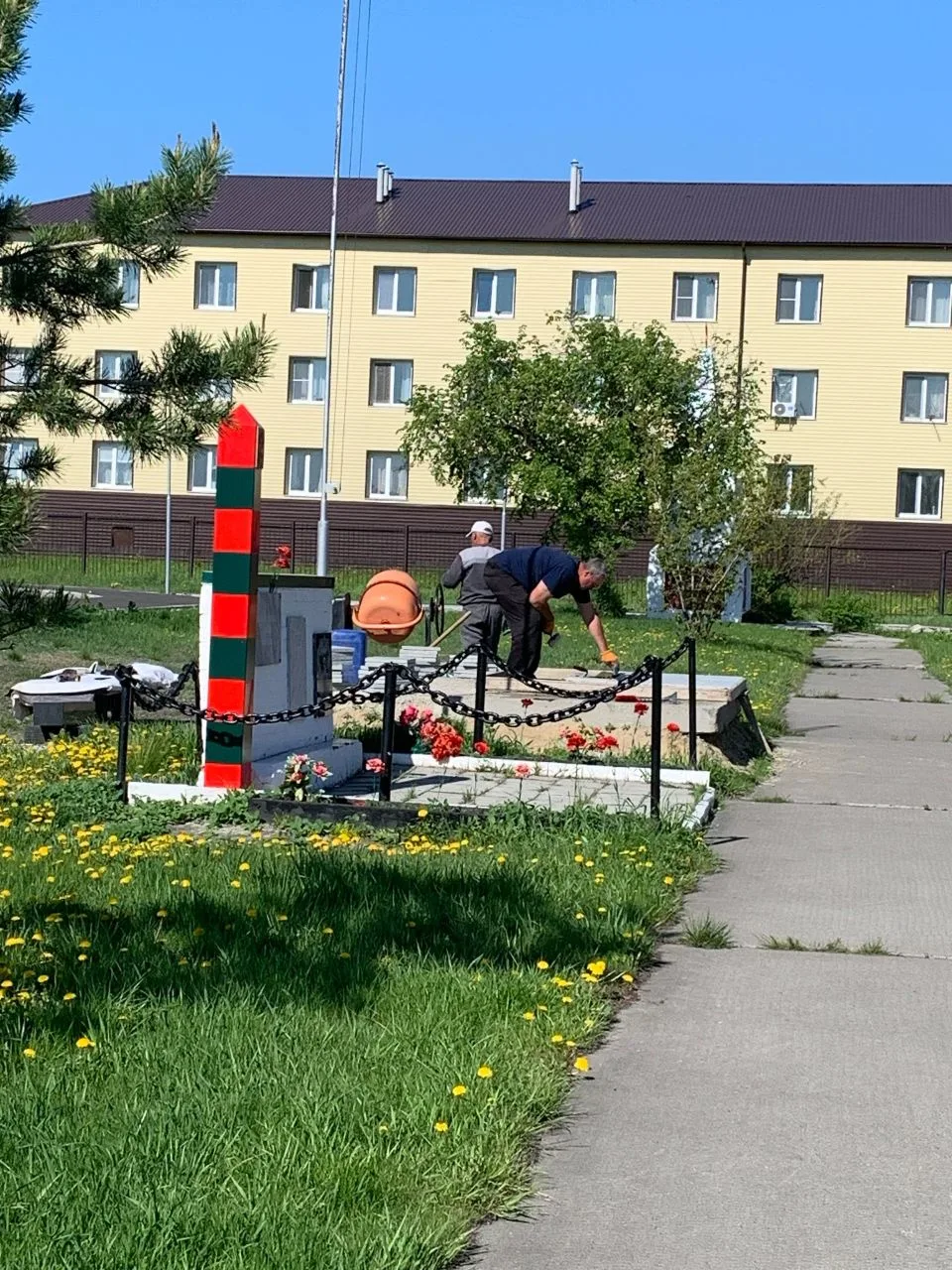 Представители военно-патриотического объединения "Пограничники Лебяжьевского округа", к...