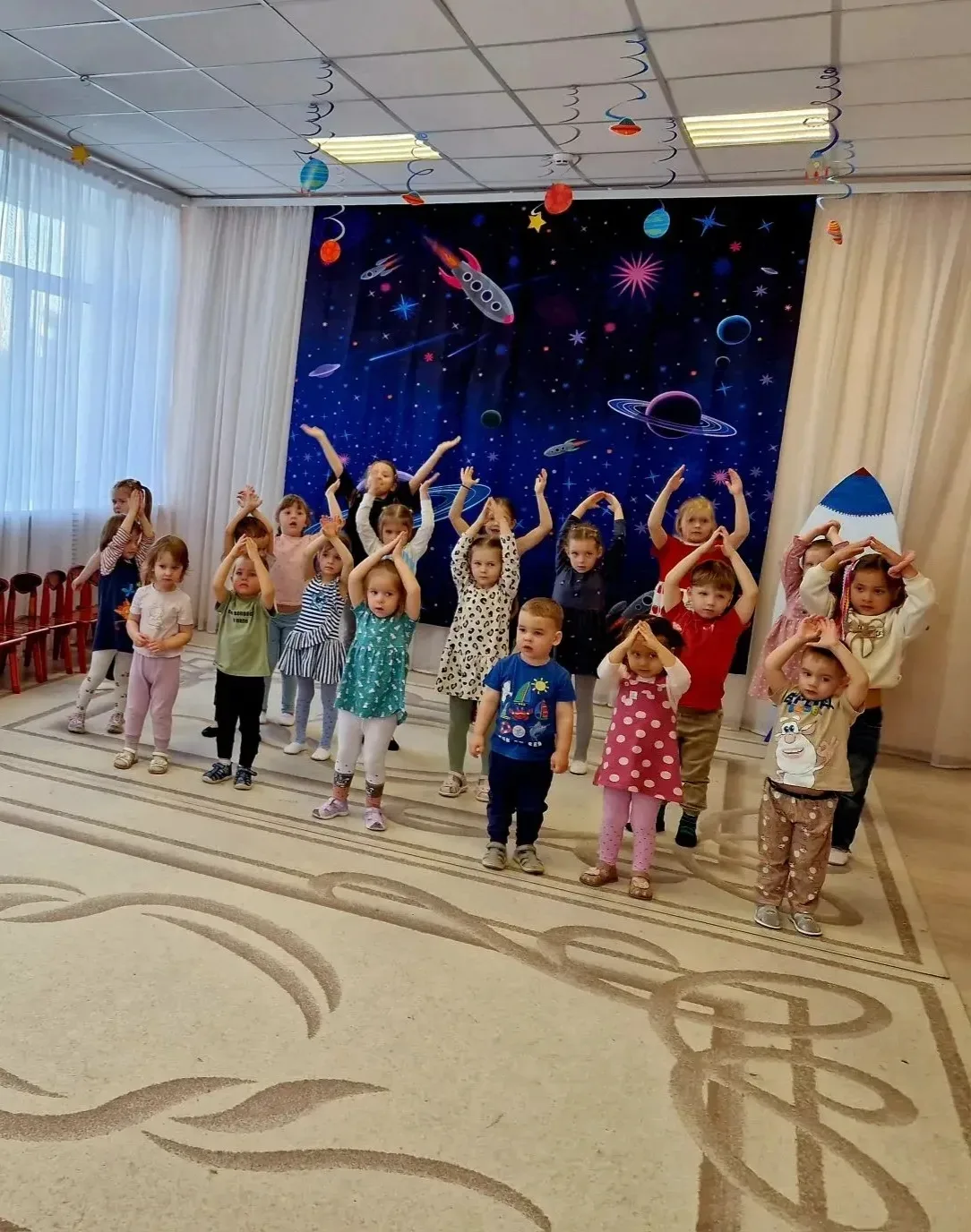 Сегодня воспитанники детского сада "Колосок" приняли участие в ярком космическом дефиле, представив 