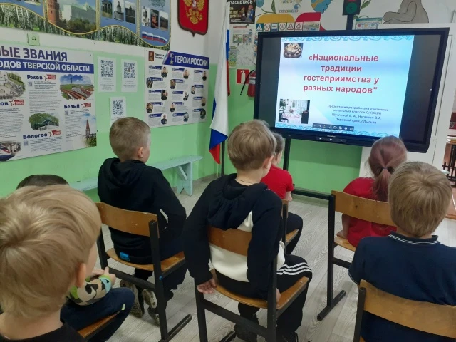 Тринадцатый день в нашем летнем лагере был посвящен теме «Наши традиции». День начался по традиции с