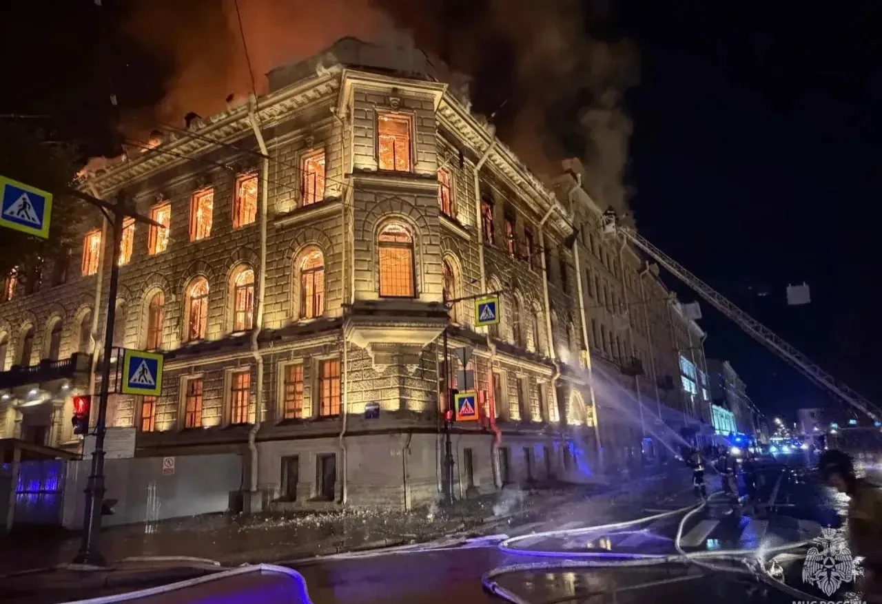 Площадь пожара центре Петербурга выросла до 2000 квадратных метров.