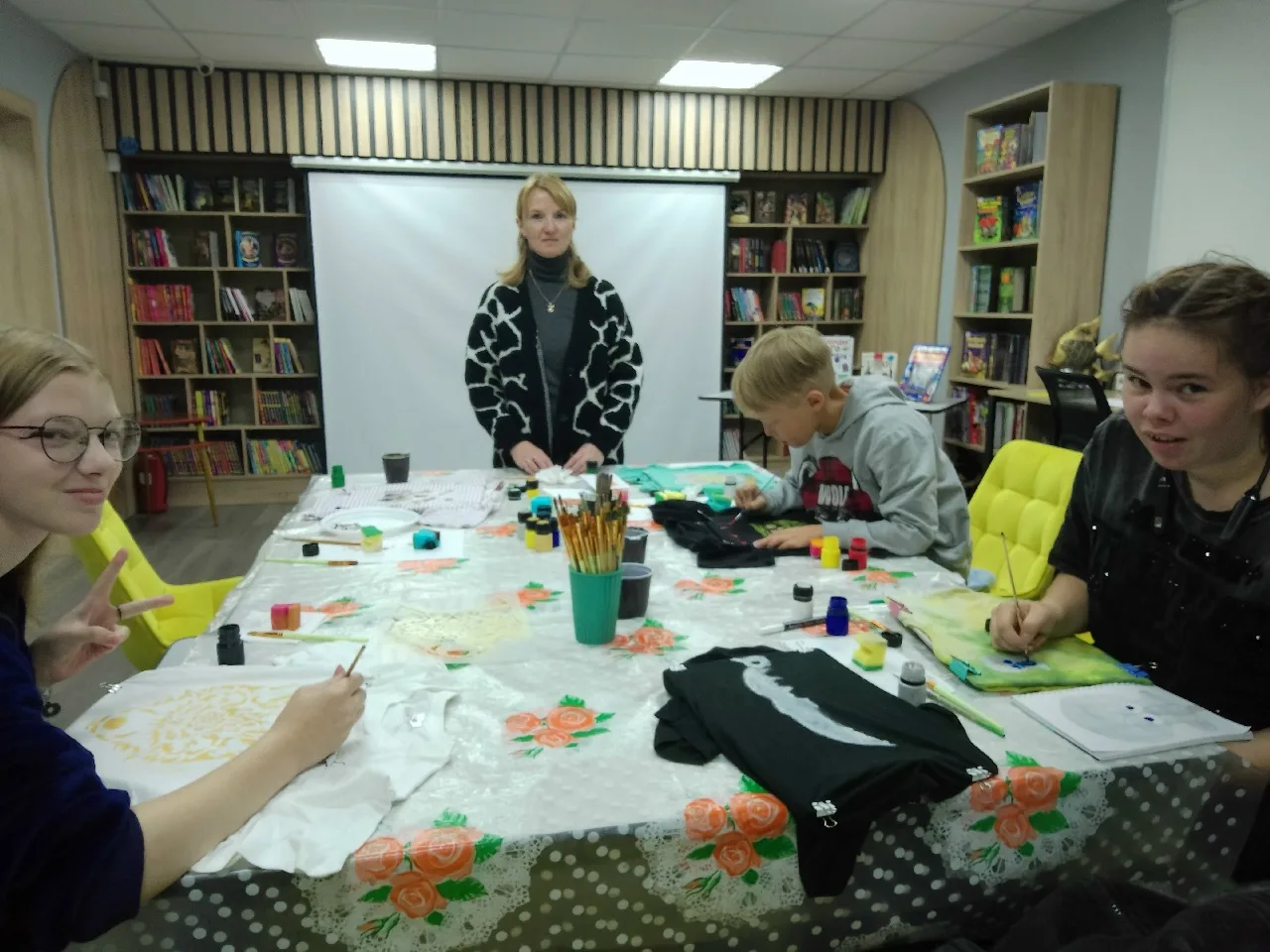 Роспись футболок в трафаретной технике 👕