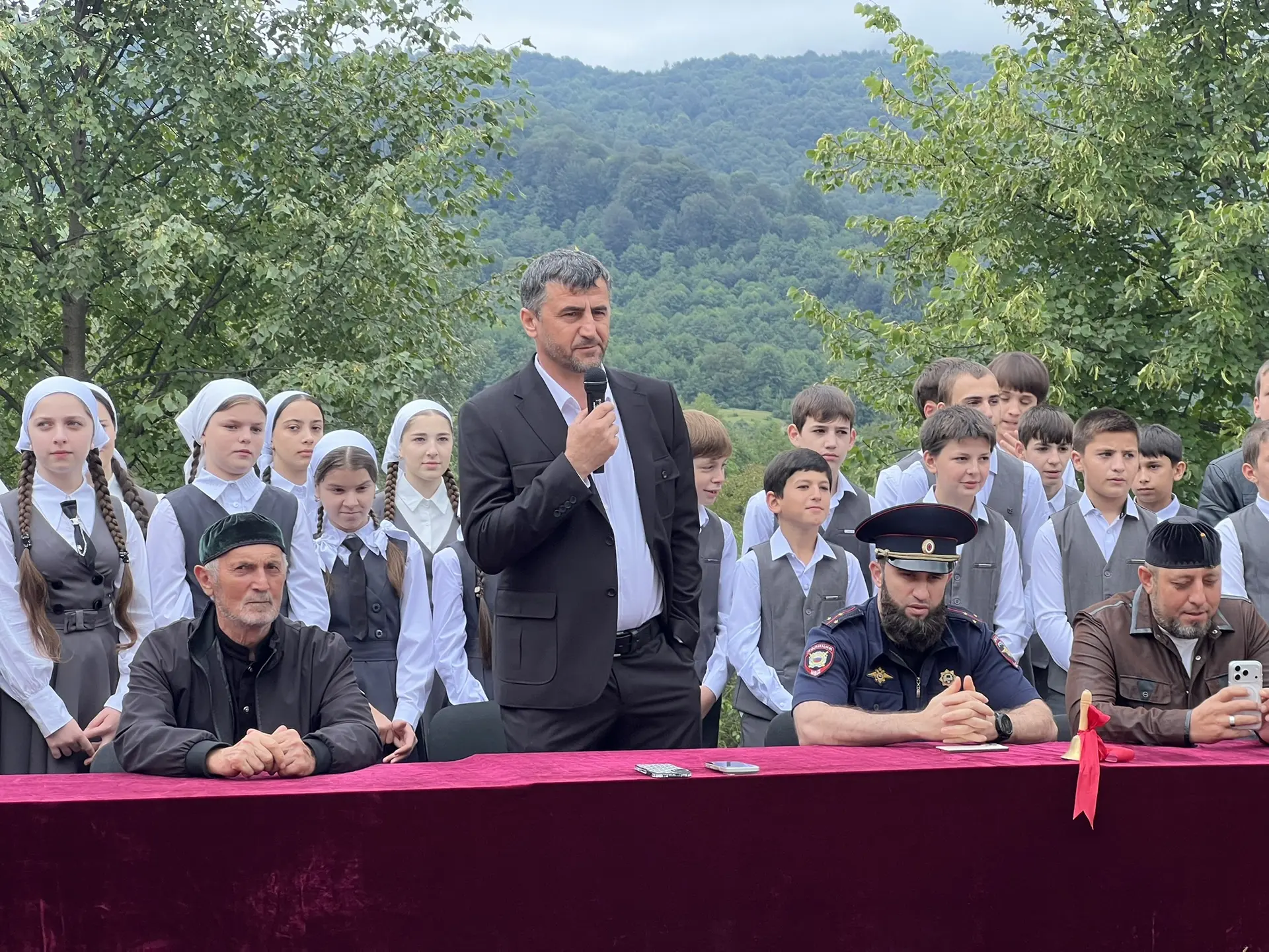Запах осени, белые банты и миллион цветов.