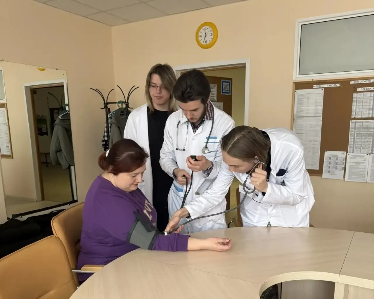 🥰Забота о тех, кто нас учит!   В нашей школе прошел необычный и очень добрый День здоровья. Ученики 