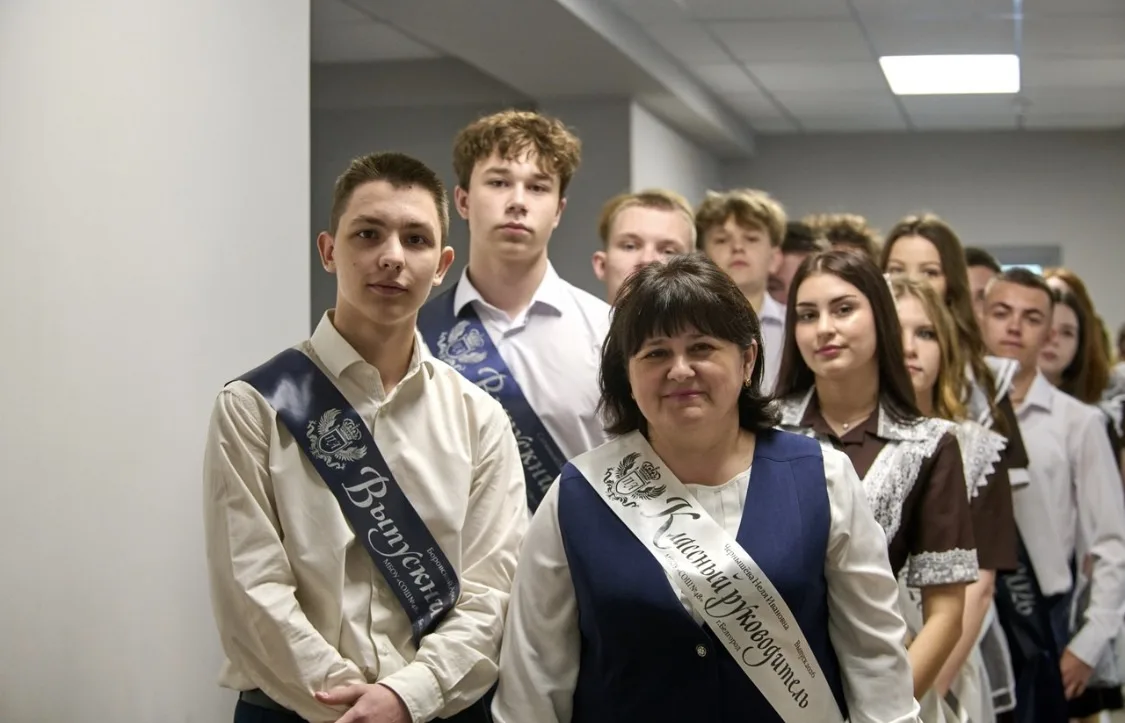 Сегодня в нашей школе прошла трогательная и немного волнительная торжественная линейка, посвященная 