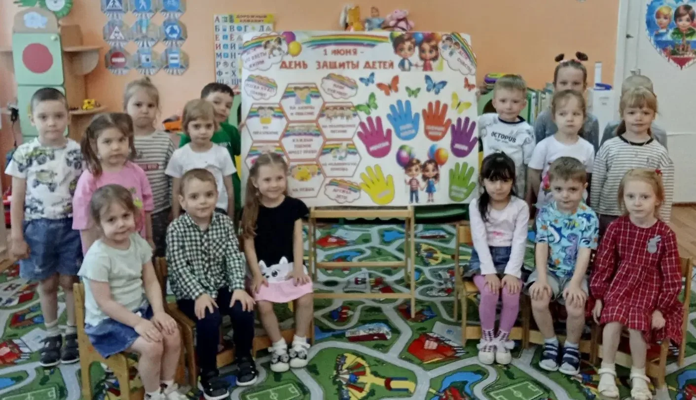 🌈 Воспитанники группы "Рябинка" поздравляют всех детишек с Днём защиты детей!