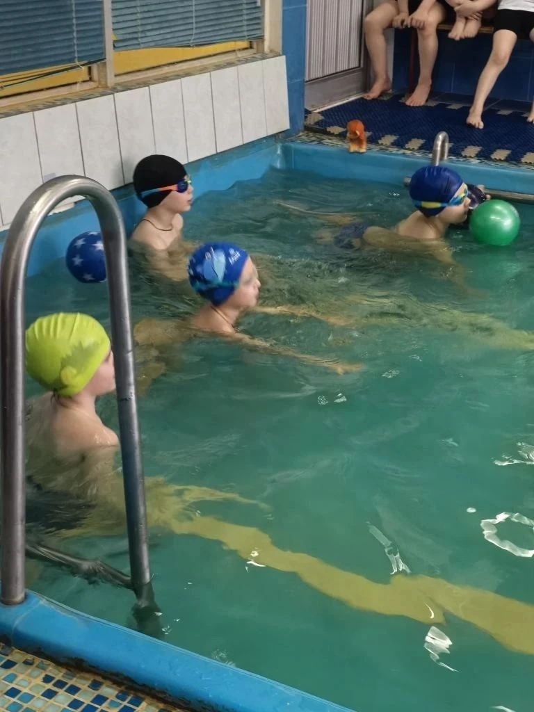 🌊 Весёлые старты на воде: 7 группа в поисках пиратских сокровищ!  🏊‍♀🏊Сегодня воспитанники 7 группы 