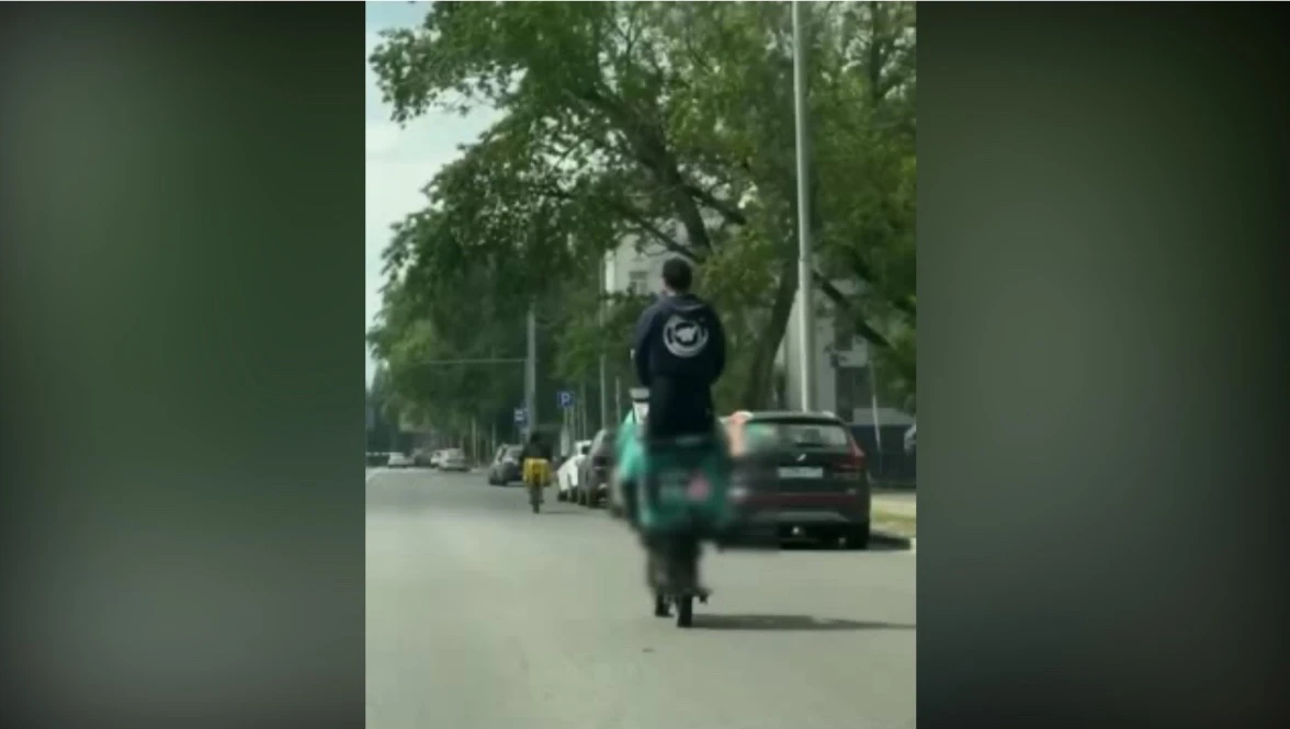 В Бутово на видео попало, как доставщик вез человека в сумке
