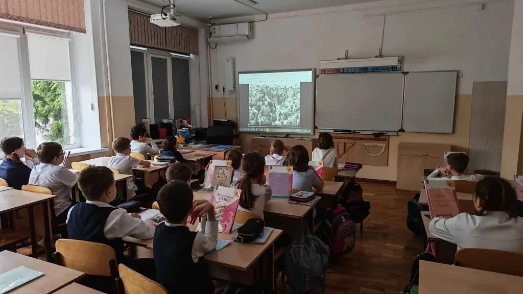 Вчера на занятии «Разговоры о важном» тема была непростой и очень близкой – песни Великой Отечествен