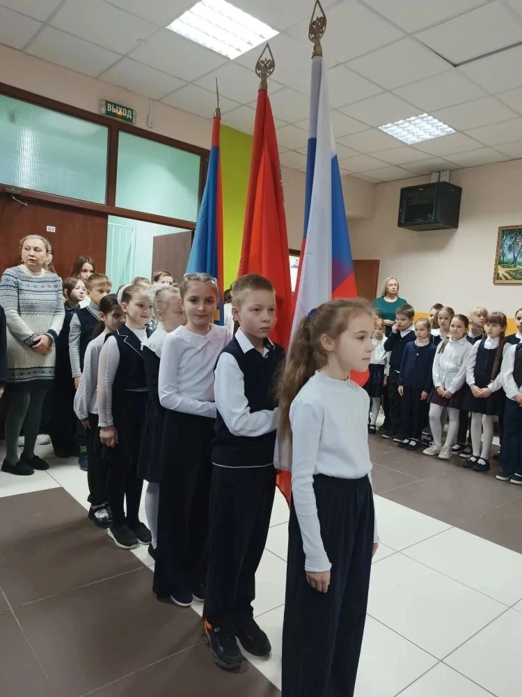 🇷🇺 Утро понедельника, 16 февраля, в нашем лицее началось с традиции: торжественная линейка, вынос фл