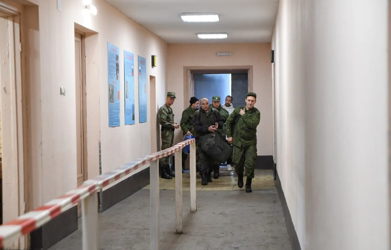 В Минобороны назвали дату начала основных отправок призывников на службу.