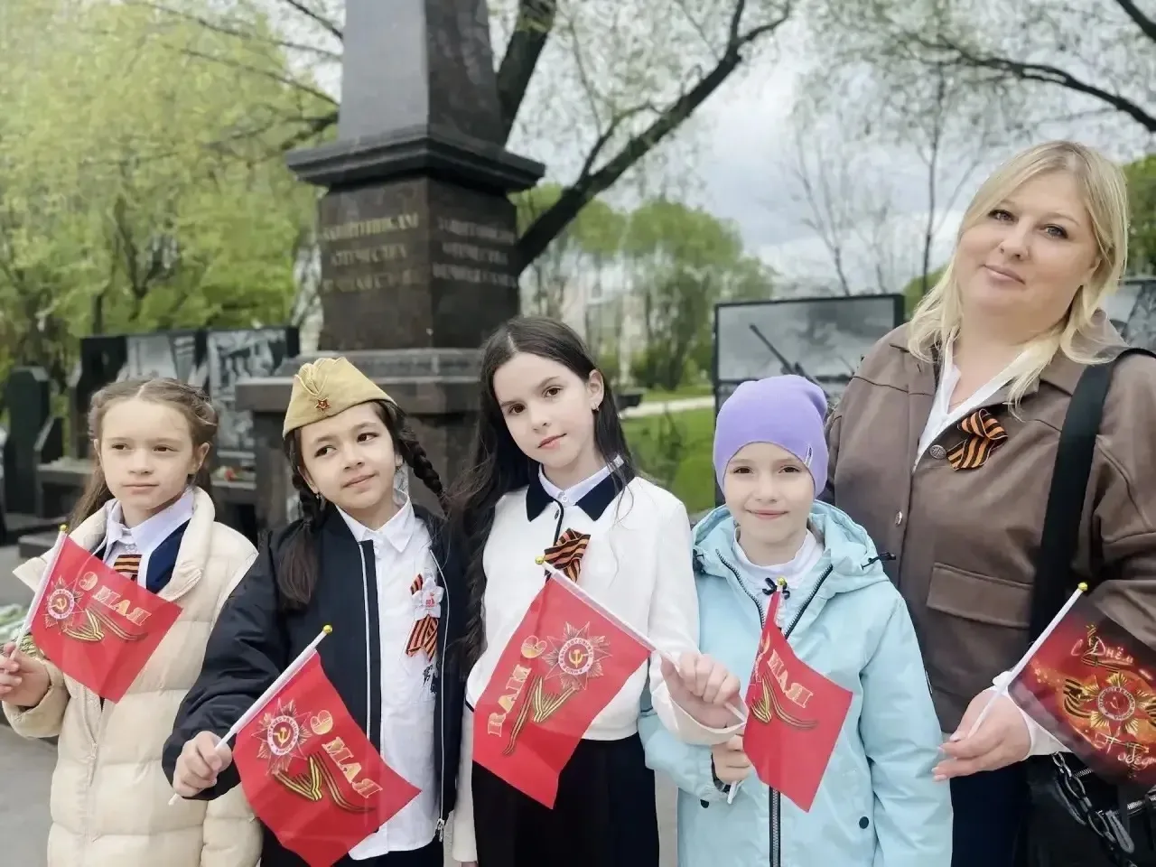 🕊️Память, воплощённая в красных гвоздиках  Ученики 2 «Г» и 3 «Г» классов приняли участие в патриотич