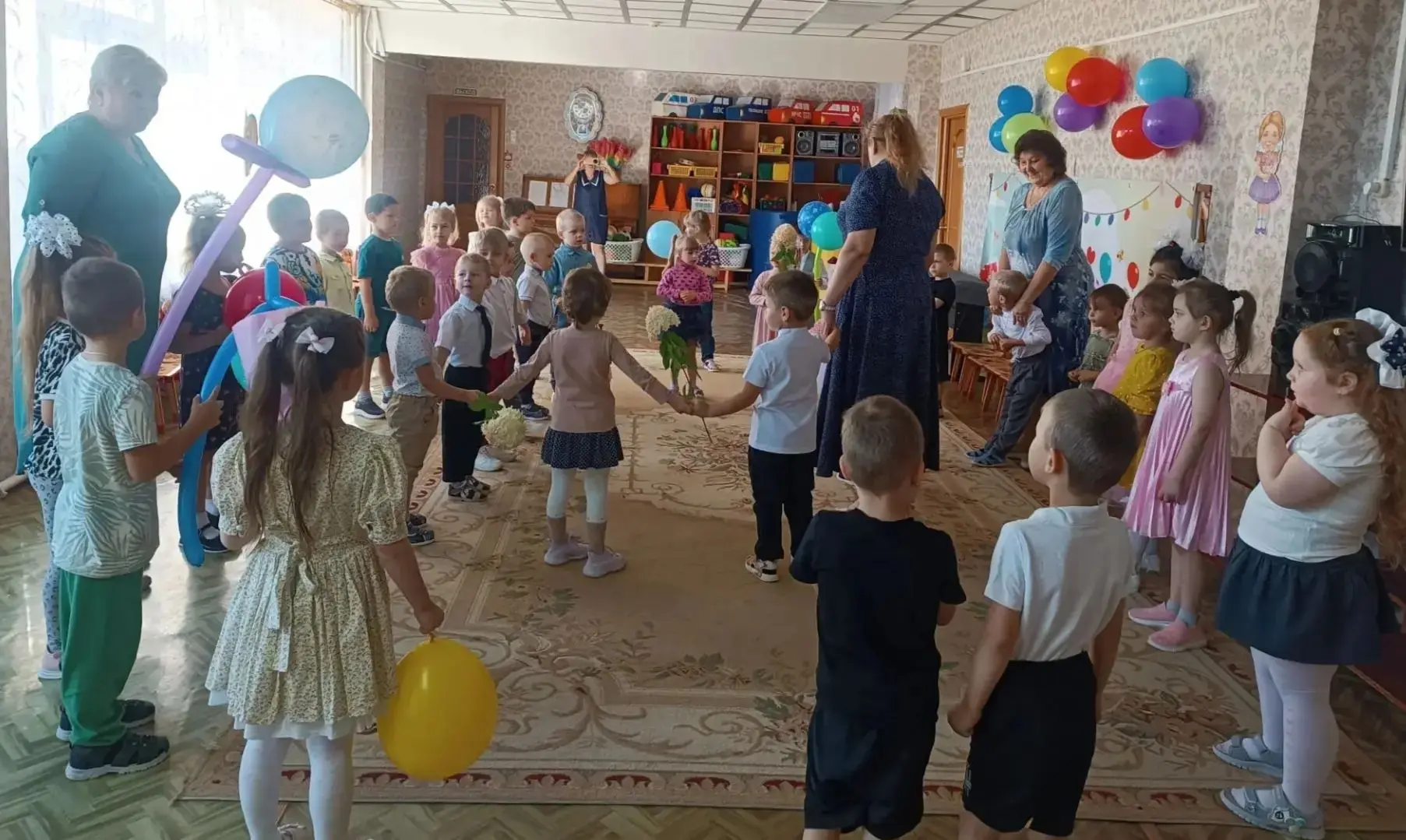 День знаний в нашем детском саду прошёл очень душевно! Всё началось с торжественной лин...