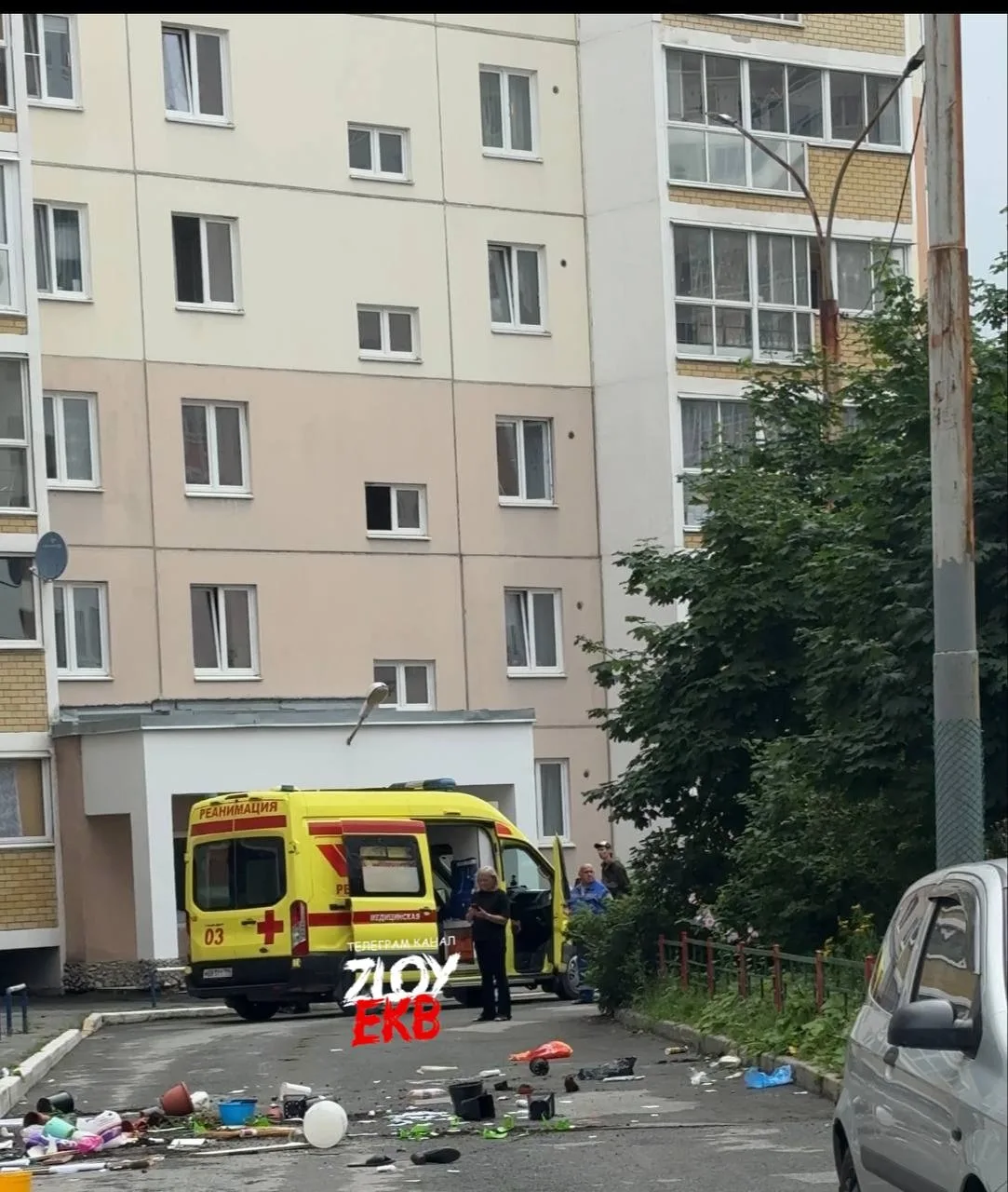 Очевидцы сообщают, что на улице Совхозная девушка вначале выбросила свои вещи из окна, ...