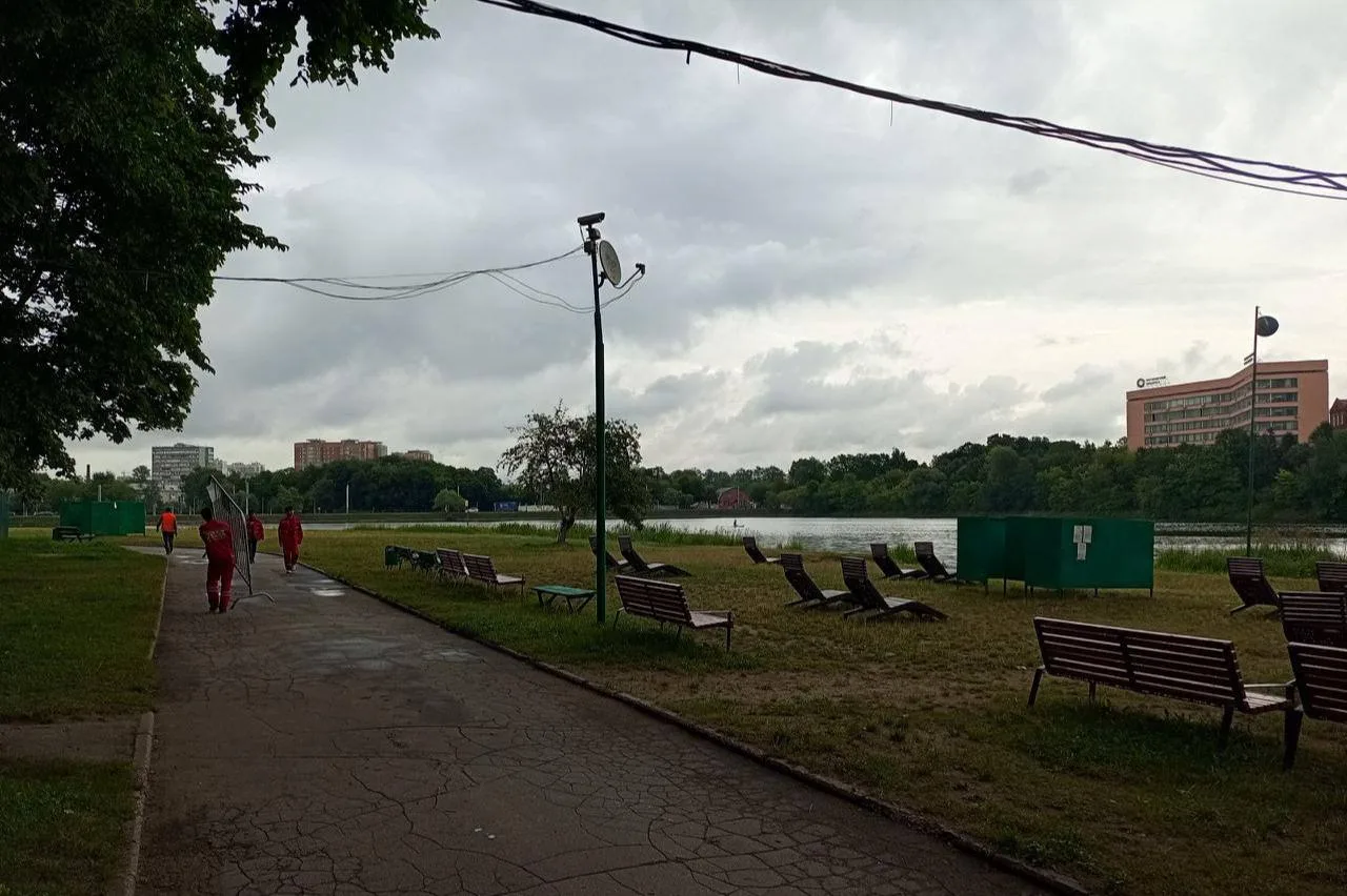 👀 На пляже стало свободнее

Соседи заметили, что с пляжа убрали забор.

С чем это связано — пока не