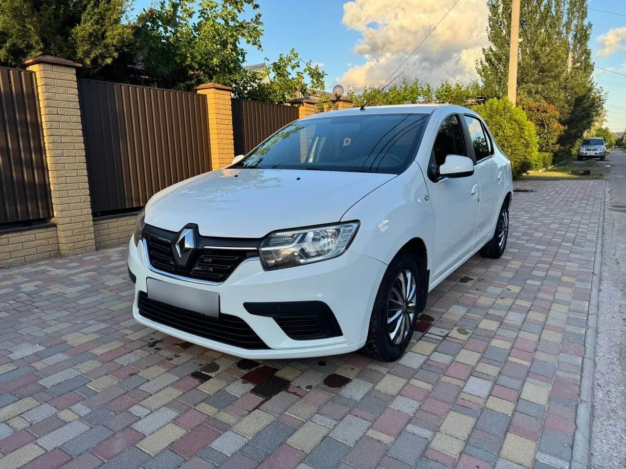 Продам, Срочно, Рено Логан 2020 года выпуска мотор 1.6 бензин на 106 лош на обычном авт...