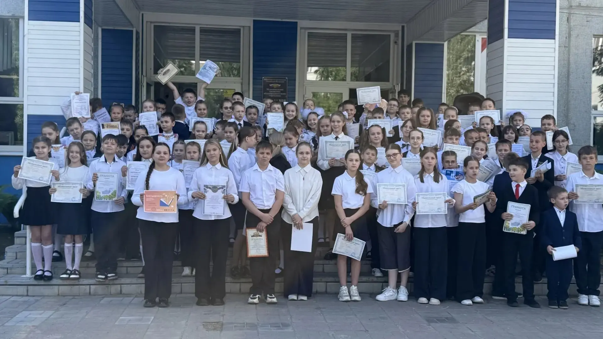 ✨22 и 25 мая 2026 года во дворе гимназии прошли торжественные линейки для учеников 1–8 и 10 классов 